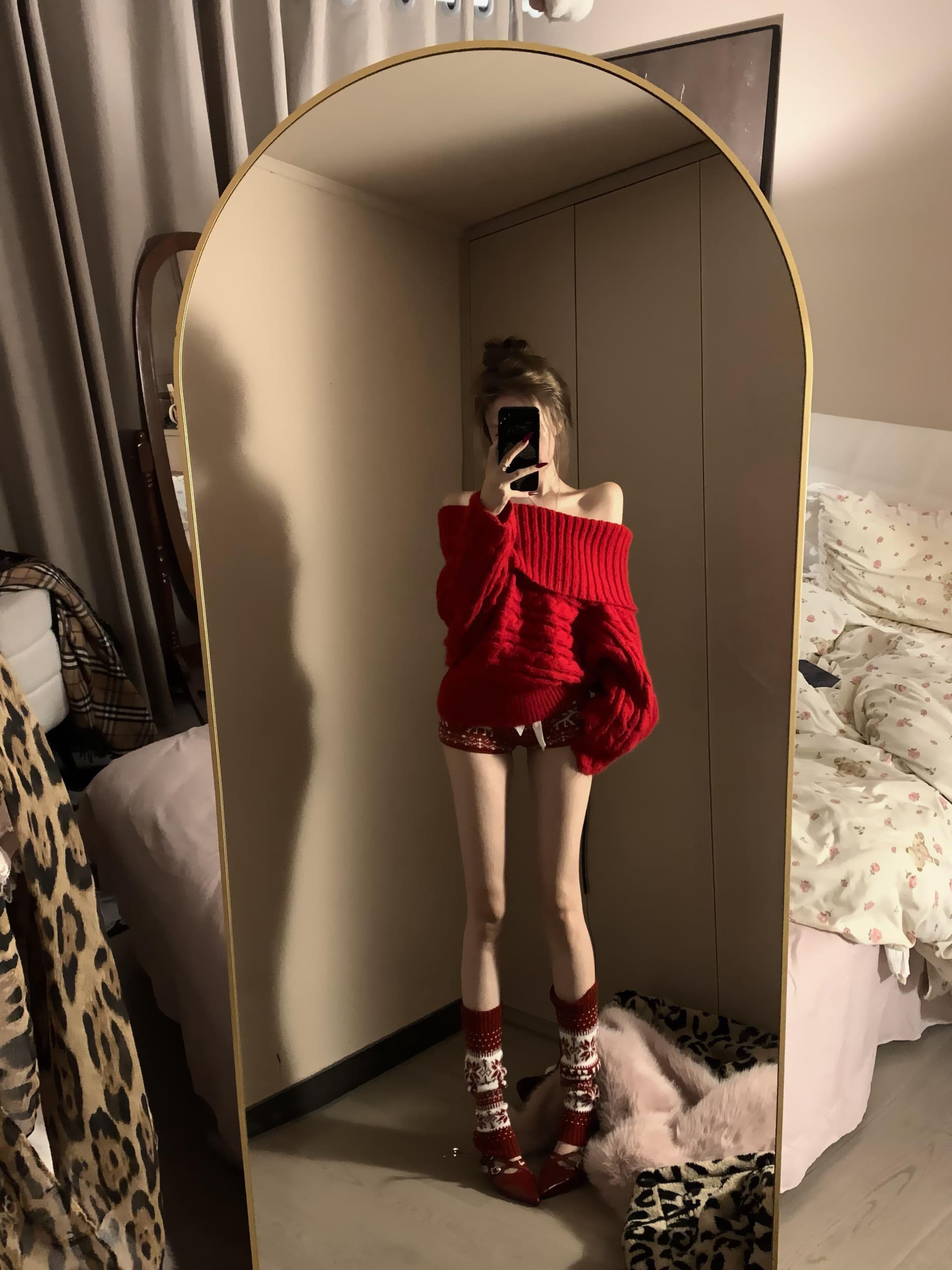 한 부서 아름다운 자이언트 잘 생긴 빨간색 오프숄더 스웨터 여자 겨울 느긋한 바람 고급 센스 오프숄더 니트 스웨터 맨위 상세 이미지 4