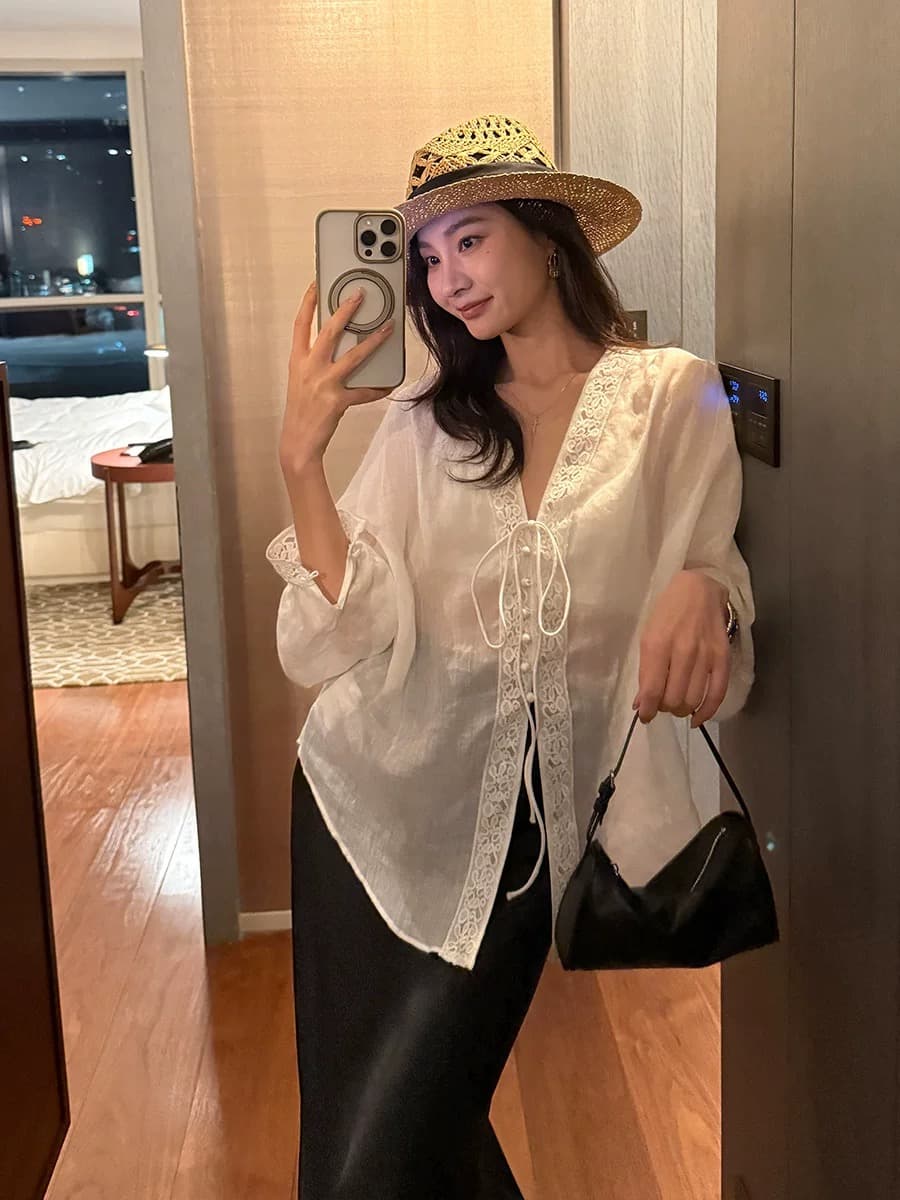 취 엔 라미 맞춤 자수 분위기 센스 V넥 레이스 셔츠 상세 이미지 3