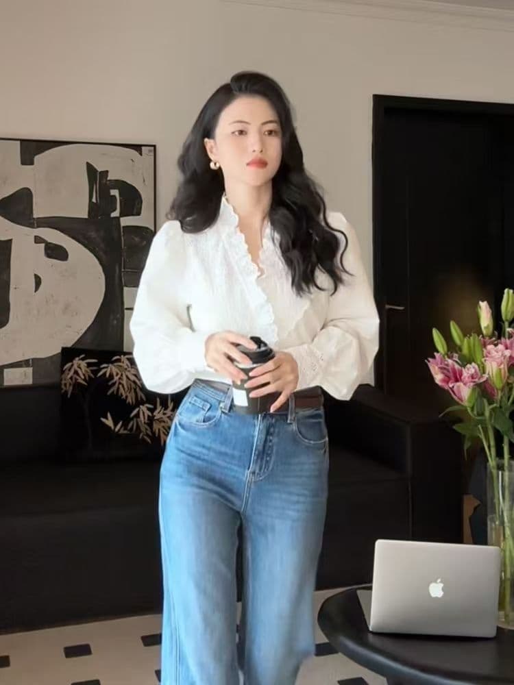 프랑스식 화이트 레이스 자수 V넥 여성 셔츠 2025 새로운 고급 센스 몸매 가꾸기 슬림해 보이는 긴팔 셔츠 이미지 3