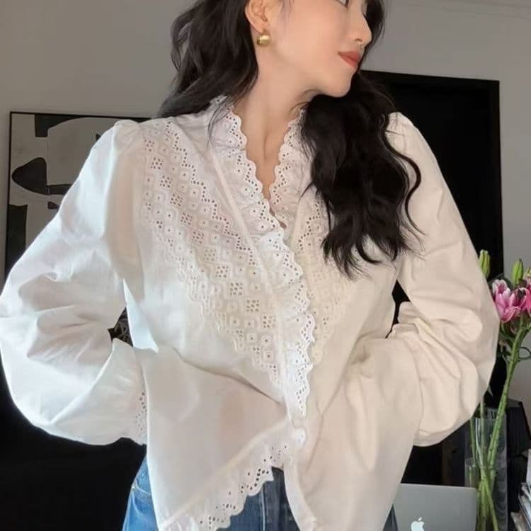 프랑스식 화이트 레이스 자수 V넥 여성 셔츠 2025 새로운 고급 센스 몸매 가꾸기 슬림해 보이는 긴팔 셔츠