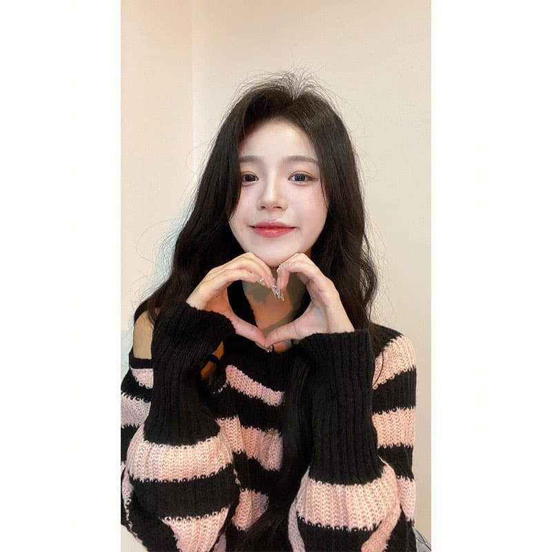 부드러운 바람 분말 블랙 스트라이프 니트 스웨터 여성 달콤함 새로운 루즈핏 오프숄더 체인 쇼트 스타일 찢어진 부분 스웨터 겨울 이미지 3