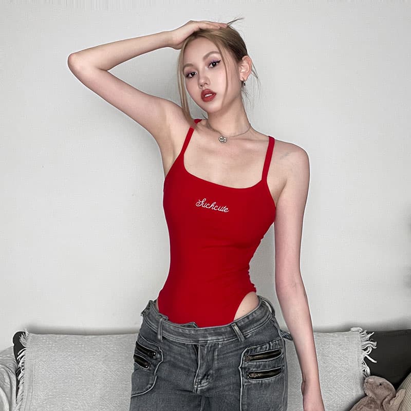 빨간색 디스플레이 화이트 디자인 센스 작은 대중 자수 민소매 올인원 의류 여성 핫걸 낮은 네크라인 인사이드 가져 가라. 조끼 맨위 트렌디