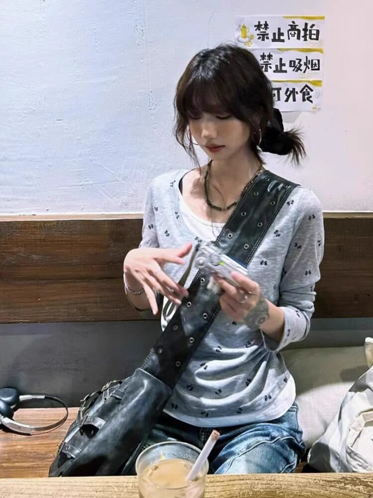 페이크 레이어드 u 칼라 긴팔 티셔츠 여성 디자인 센스 달콤한 매운맛 몸매 가꾸기 슬림해 보이는 l 품격 맨위 상세 이미지 9