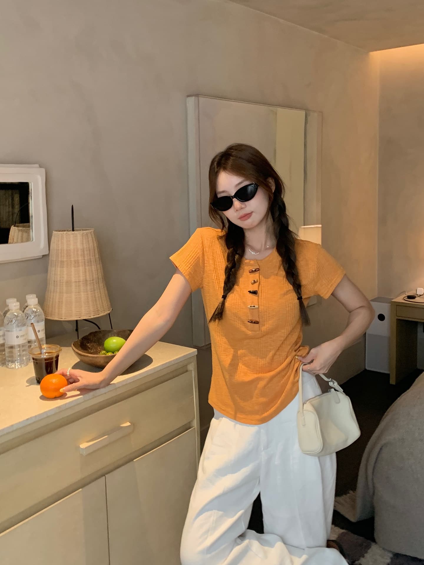 원본 원단 질감 센스 소뿔 버클 반팔 티셔츠 여름 핫걸 헨리 칼라 화이트 긍정적 인 어깨 의류 상세 이미지 13