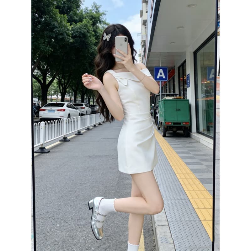 품격 부드러운 바람 비스듬한 어깨 미니 스커트 여성 핫걸 디자인 센스 오프숄더 슬림해 보이는 한 마디 꼬집기 허리 드레스 여름 이미지 2