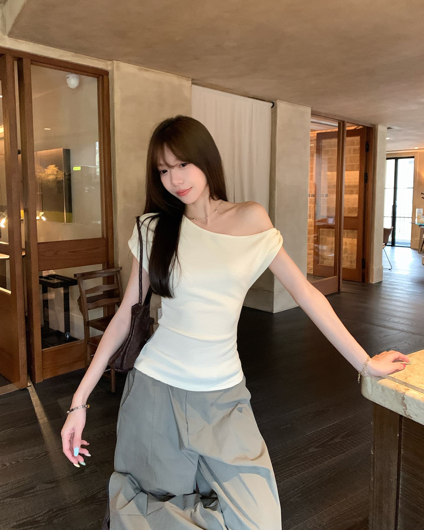 디자인 센스 비스듬한 칼라 반팔 티셔츠 여름 새로운 품격 몸매 가꾸기 캐주얼 착용 잡아라. 의류 상세 이미지 4