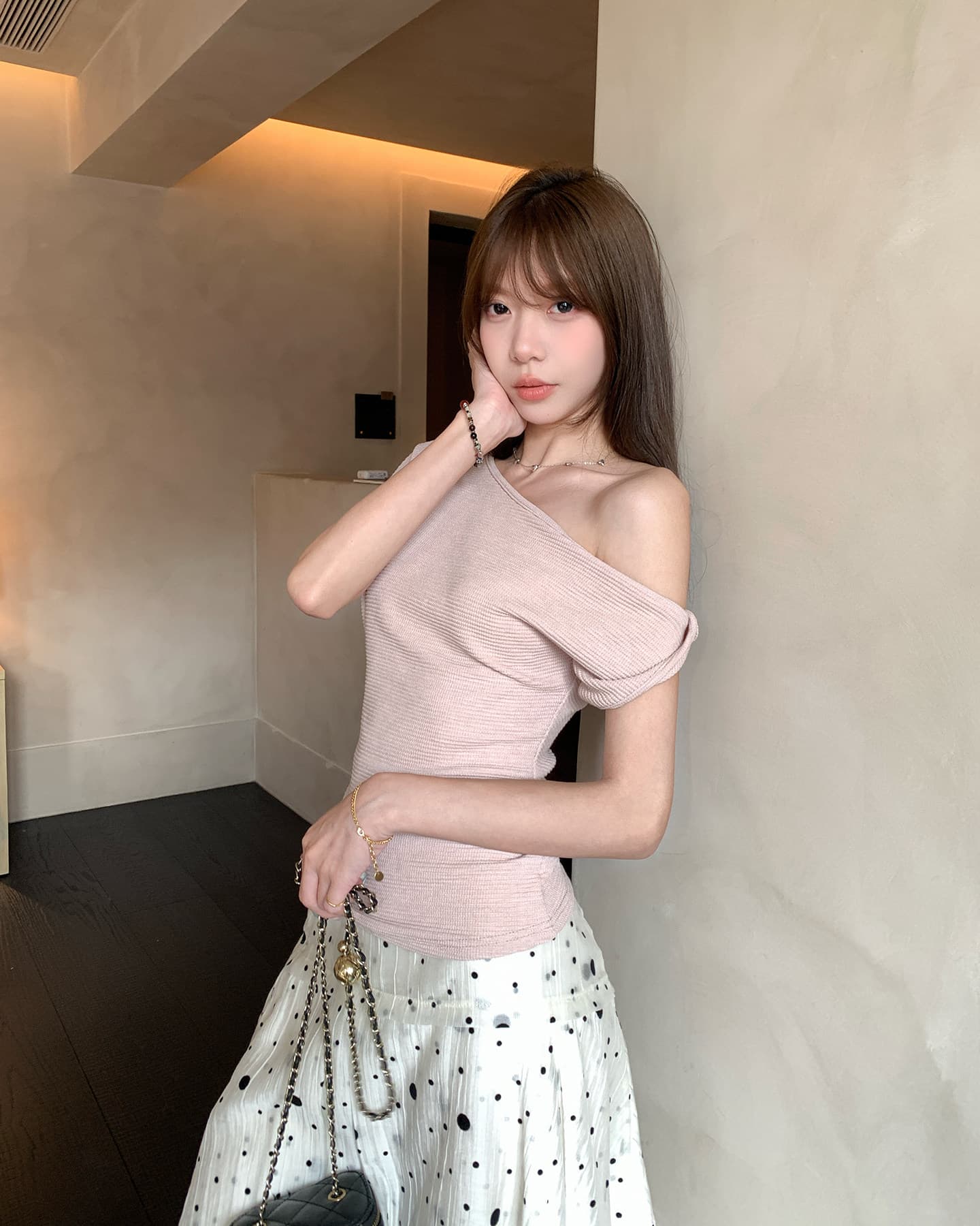 디자인 센스 비스듬한 칼라 반팔 티셔츠 여름 새로운 품격 몸매 가꾸기 캐주얼 착용 잡아라. 의류 상세 이미지 14