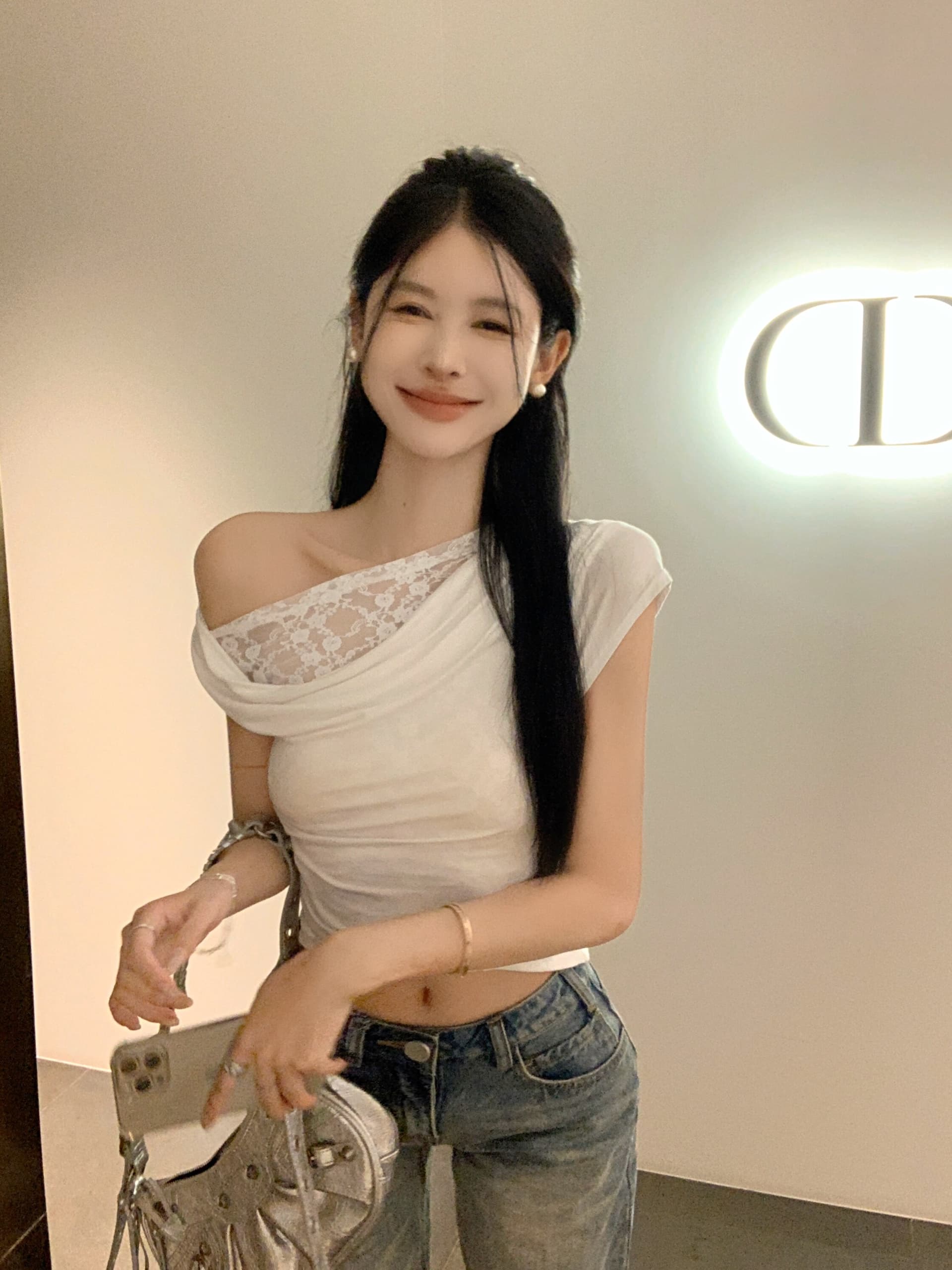화이트 비스듬한 어깨 레이스 조각 반팔 티셔츠 여성 여름 섹시함 달콤한 핫걸 몸매 가꾸기 단단한 이슬 뼈의 쇼트 스타일 맨위 블랙 상세 이미지 7
