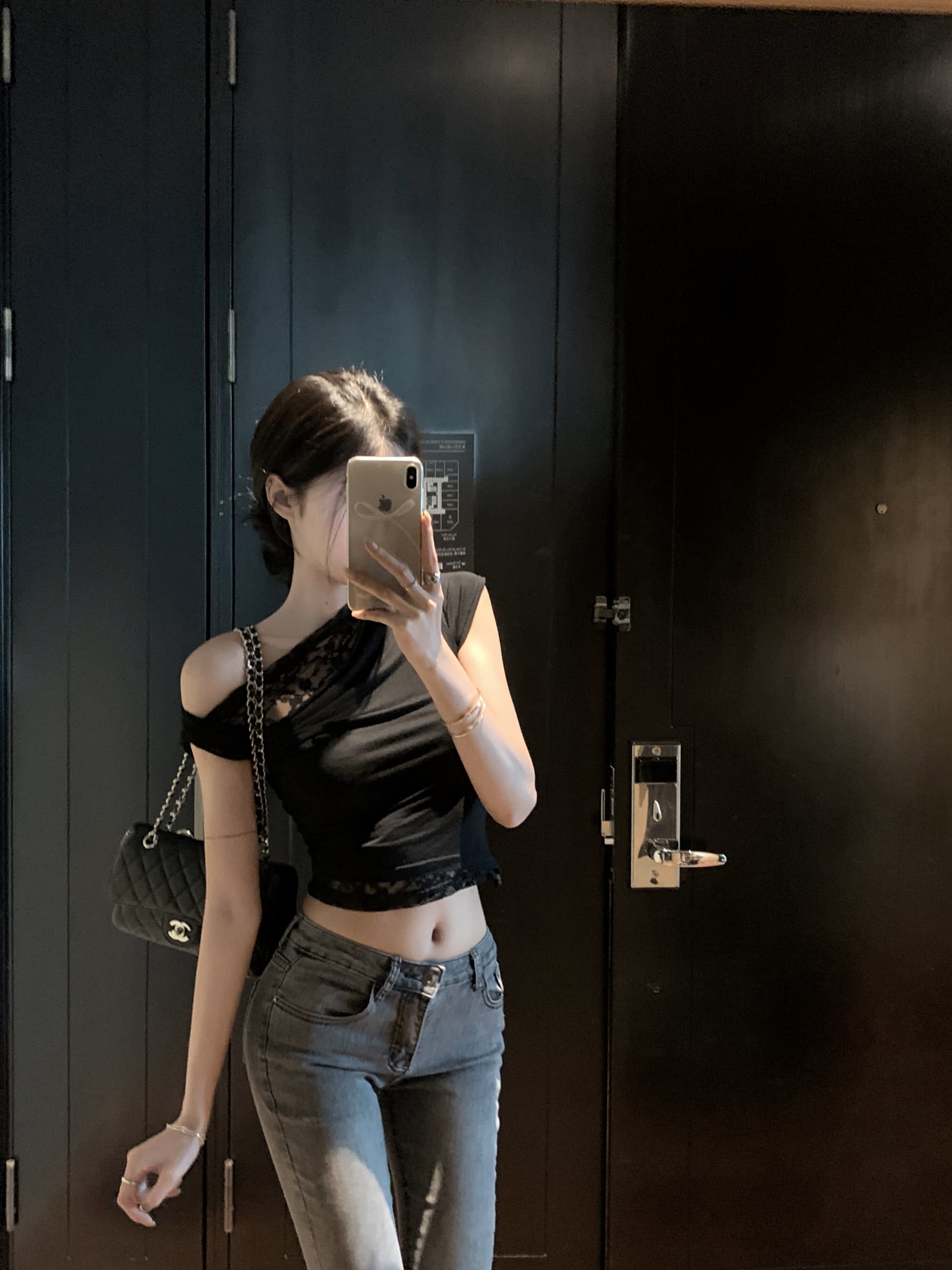 화이트 비스듬한 어깨 레이스 조각 반팔 티셔츠 여성 여름 섹시함 달콤한 핫걸 몸매 가꾸기 단단한 이슬 뼈의 쇼트 스타일 맨위 블랙 상세 이미지 16