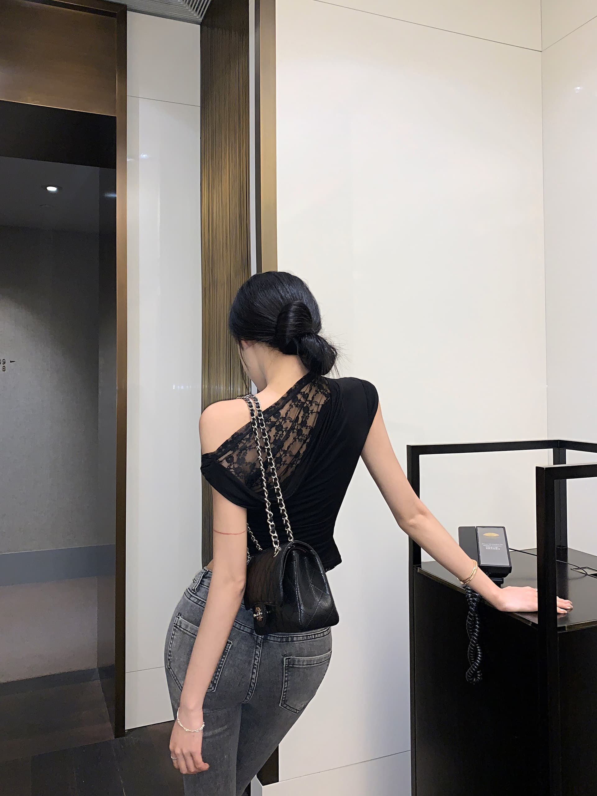 화이트 비스듬한 어깨 레이스 조각 반팔 티셔츠 여성 여름 섹시함 달콤한 핫걸 몸매 가꾸기 단단한 이슬 뼈의 쇼트 스타일 맨위 블랙 상세 이미지 23