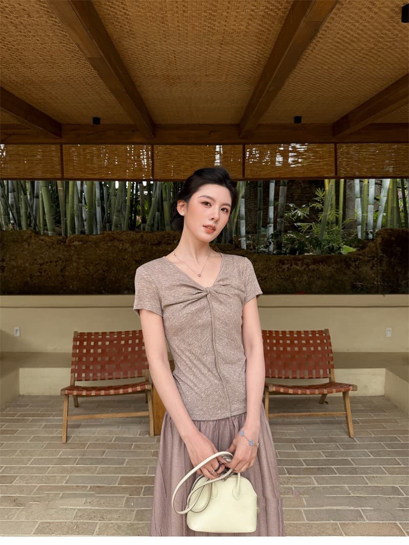 오트밀 색상 V넥 비틀림 긍정적 인 어깨 반팔 티셔츠 여성 여름 고급 센스 디자인 몸매 가꾸기 슬림해 보이는 다용도 맨위 상세 이미지 3