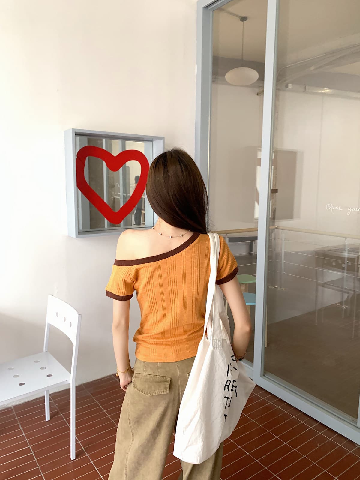 원본 것 원단 화이트 비스듬한 어깨 반팔 티셔츠 여성 여름 새로운 허리 수축 오프숄더 맨위 여성 상세 이미지 15