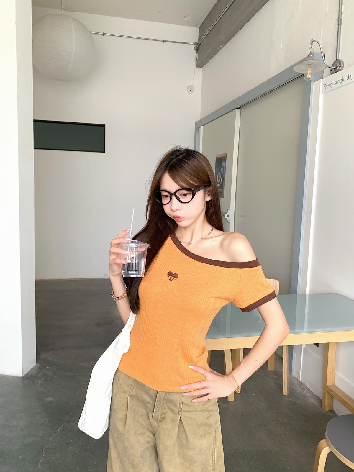 원본 것 원단 화이트 비스듬한 어깨 반팔 티셔츠 여성 여름 새로운 허리 수축 오프숄더 맨위 여성 상세 이미지 16
