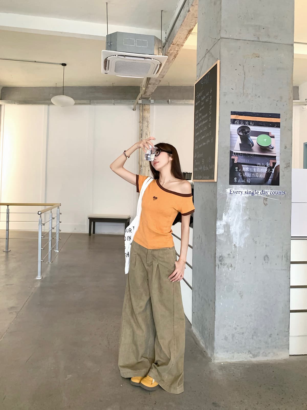 원본 것 원단 화이트 비스듬한 어깨 반팔 티셔츠 여성 여름 새로운 허리 수축 오프숄더 맨위 여성 상세 이미지 20