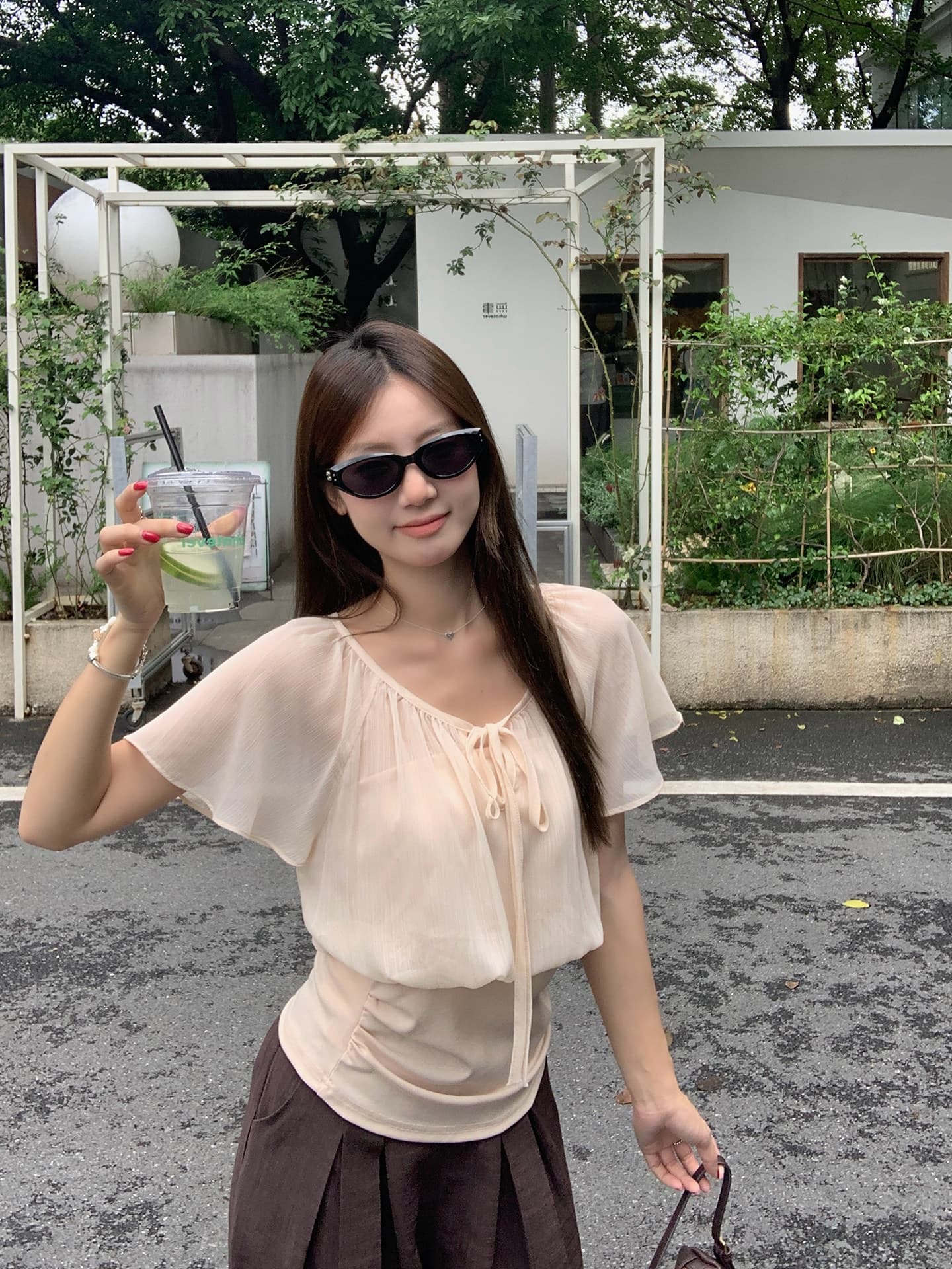 우 77 얕은 살구 색상 페이크 레이어드 패치워크 레이스업 V넥 연꽃 잎 소매 여성 셔츠 여름 허리 수축 슬림해 보이는 품격 맨위 상세 이미지 5