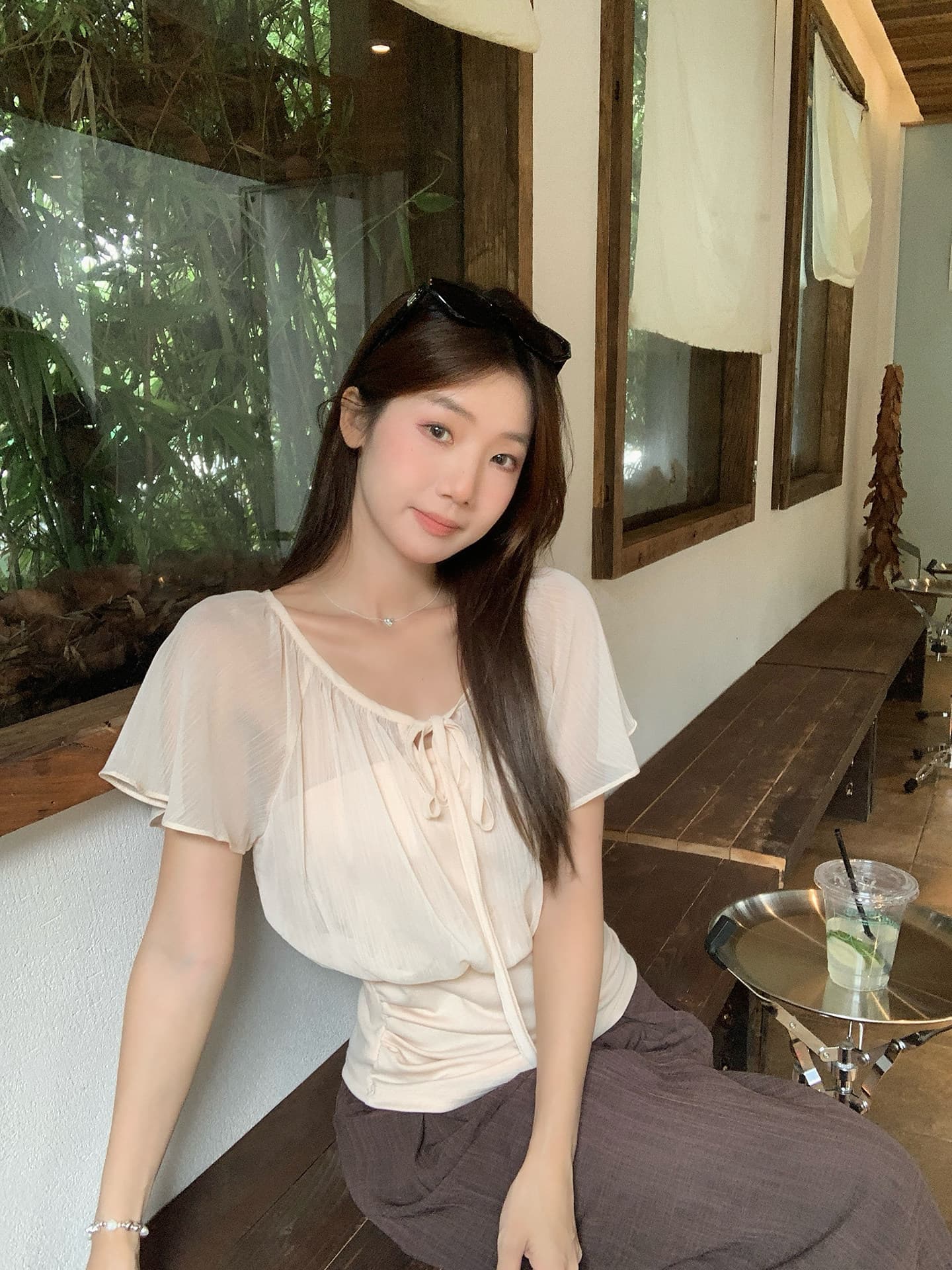 우 77 얕은 살구 색상 페이크 레이어드 패치워크 레이스업 V넥 연꽃 잎 소매 여성 셔츠 여름 허리 수축 슬림해 보이는 품격 맨위 상세 이미지 6