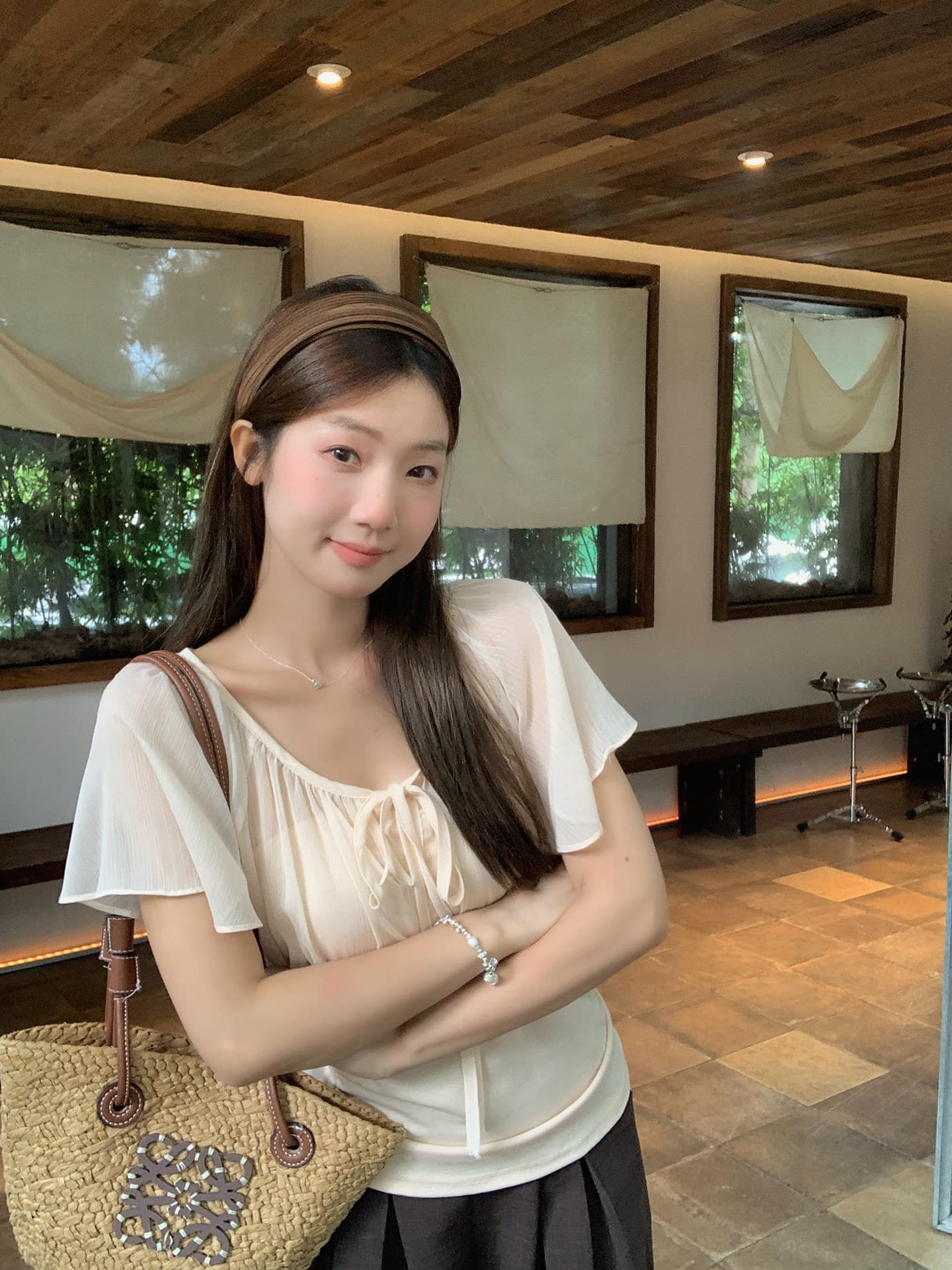 우 77 얕은 살구 색상 페이크 레이어드 패치워크 레이스업 V넥 연꽃 잎 소매 여성 셔츠 여름 허리 수축 슬림해 보이는 품격 맨위 상세 이미지 8