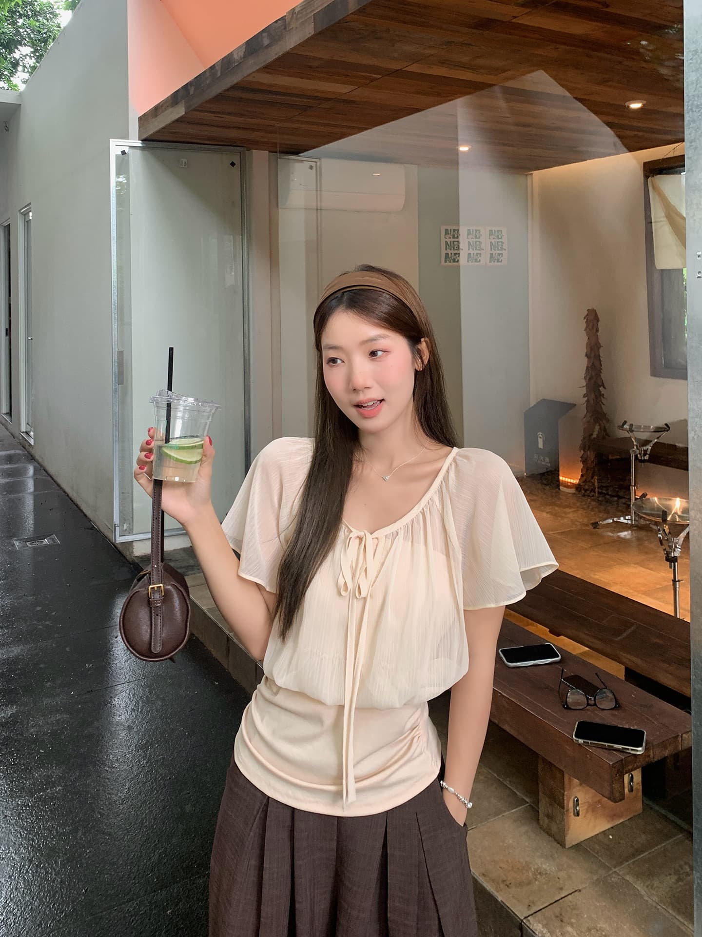 우 77 얕은 살구 색상 페이크 레이어드 패치워크 레이스업 V넥 연꽃 잎 소매 여성 셔츠 여름 허리 수축 슬림해 보이는 품격 맨위 상세 이미지 9