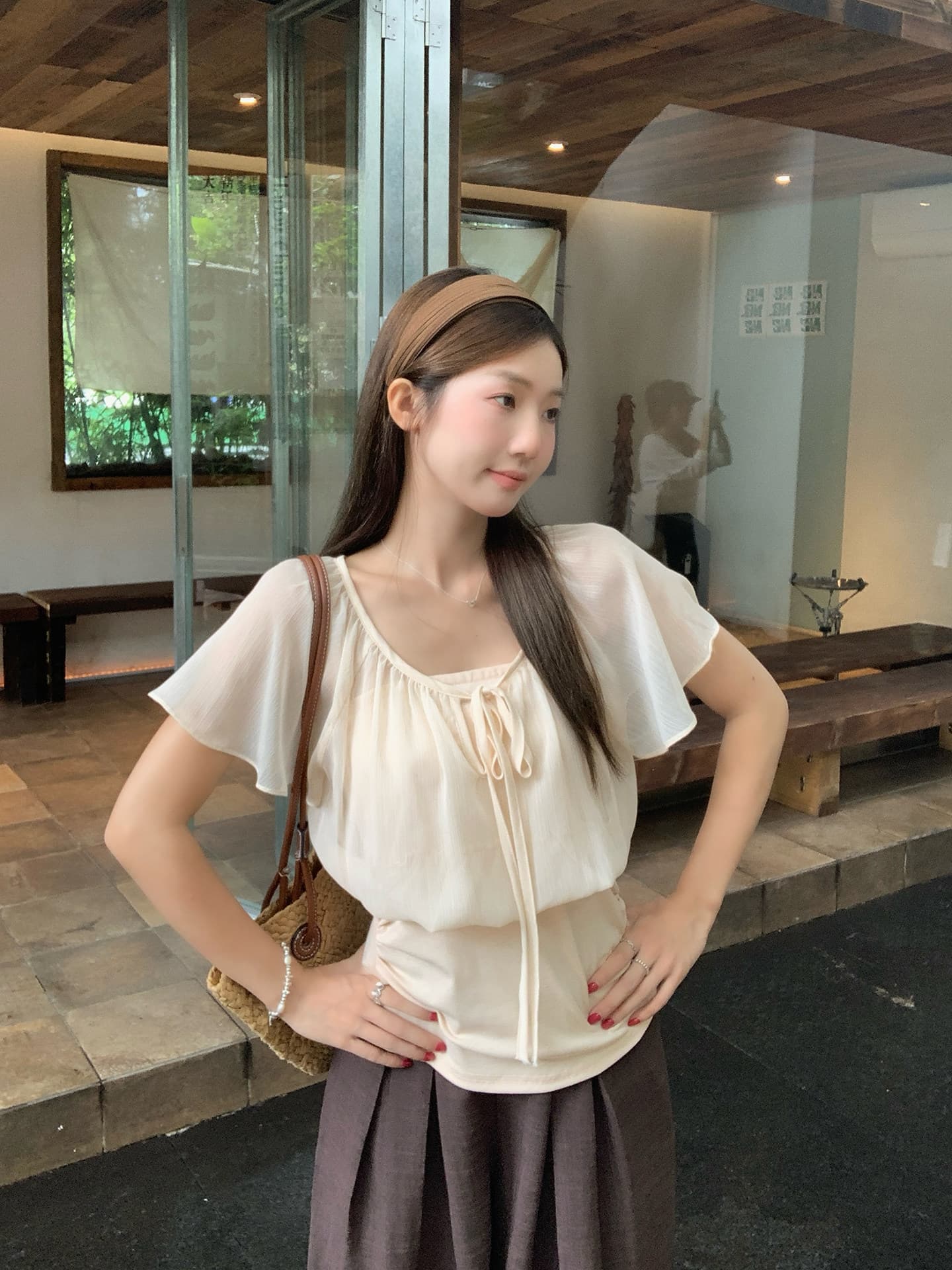 우 77 얕은 살구 색상 페이크 레이어드 패치워크 레이스업 V넥 연꽃 잎 소매 여성 셔츠 여름 허리 수축 슬림해 보이는 품격 맨위 상세 이미지 15