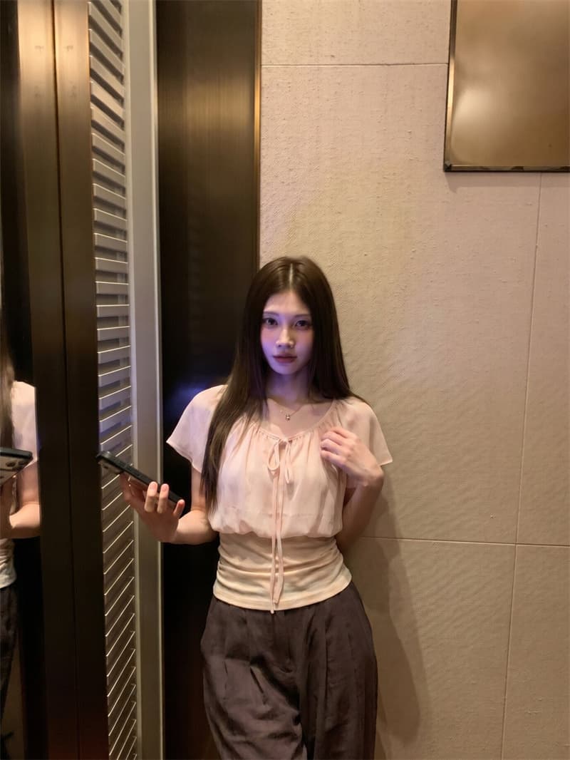 얕은 살구 색상 페이크 레이어드 패치워크 레이스업 V넥 연꽃 잎 소매 셔츠 품격 맨위 상세 이미지 7