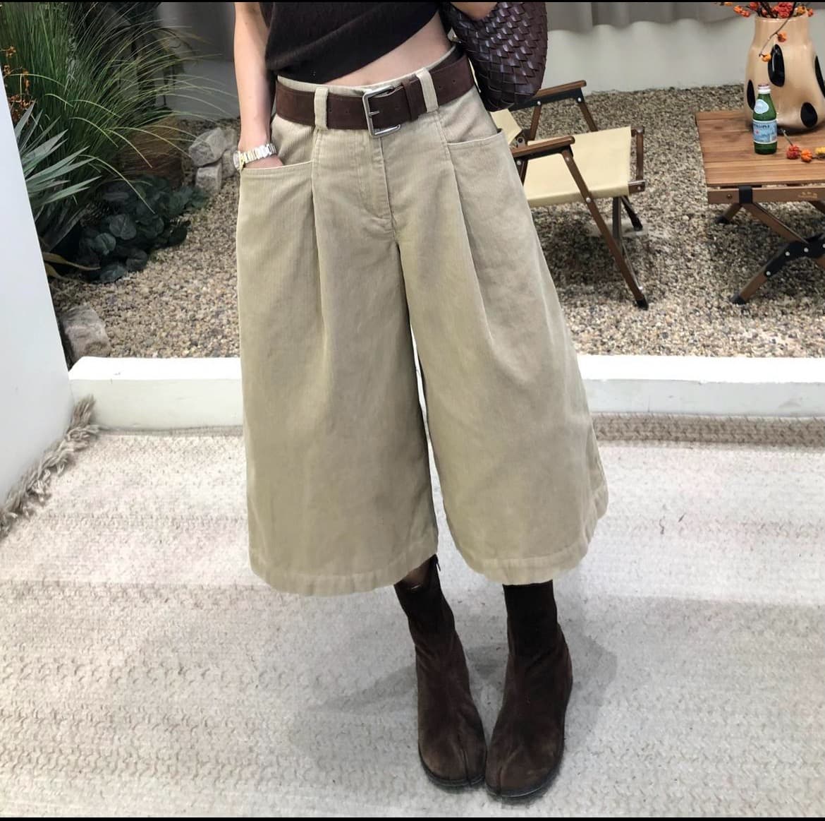 세련된 좋은 필수 카키색 바지 하프 허리밴드 질감 핀치 Pleat 코듀로이 8 점 와이드 레그 팬츠 슬림해 보이는 레트로 바지 이미지 2