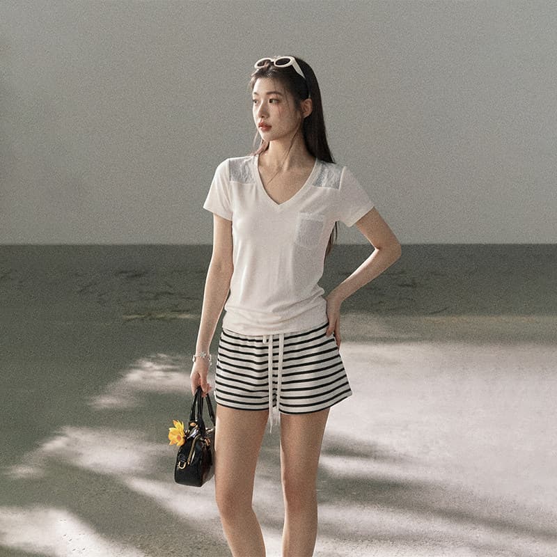 화이트 V넥 레이스 조각 긍정적 인 어깨 반팔 티셔츠 여성 여름 2026 새로운 몸매 가꾸기 순수한 욕망 핫걸 반소매 맨위 이미지 5