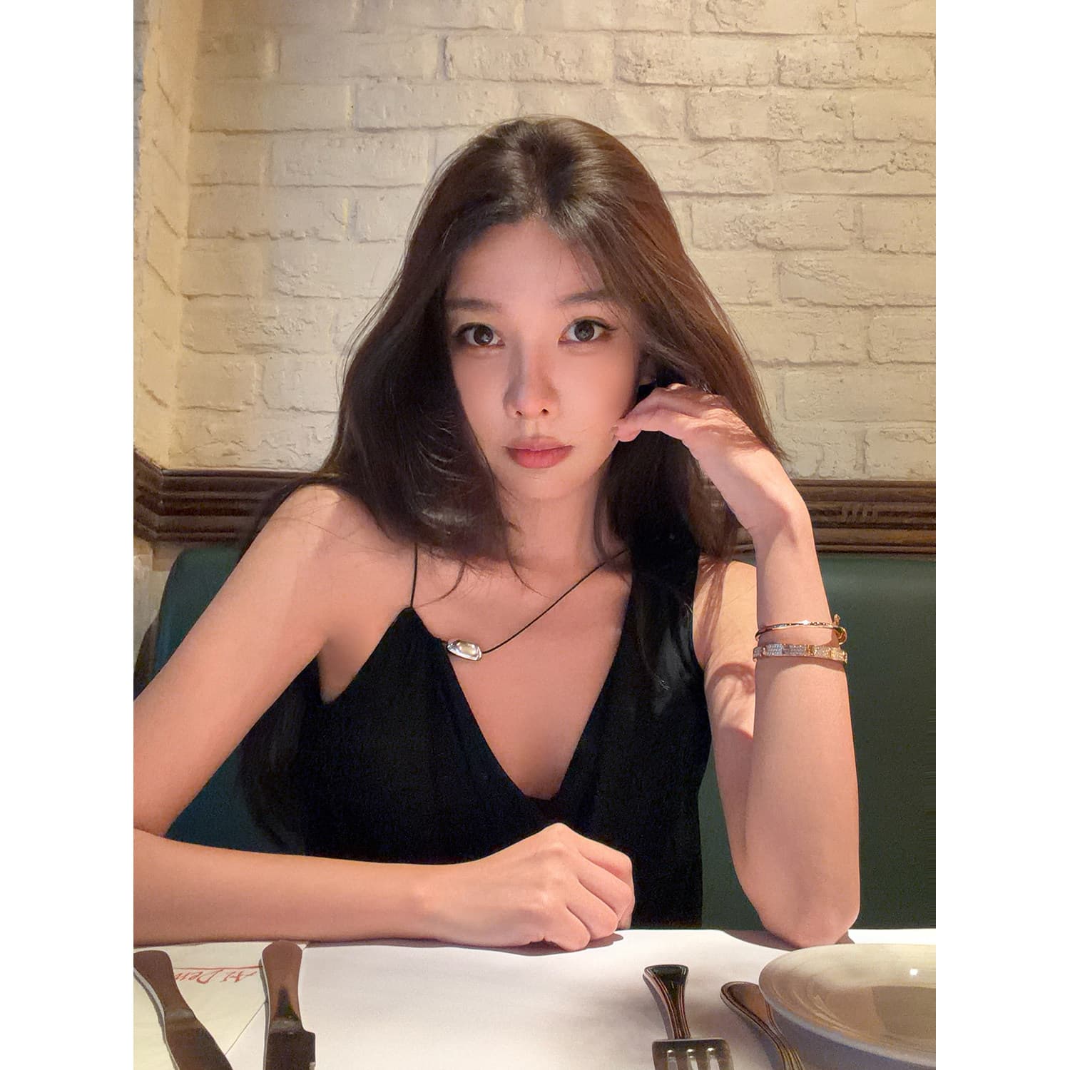 시 웨이 리앙 일상 2026 새로운 금속 장식 V넥 흔들다 칼라 니트 조끼 여성 여름 외출용 이미지 3