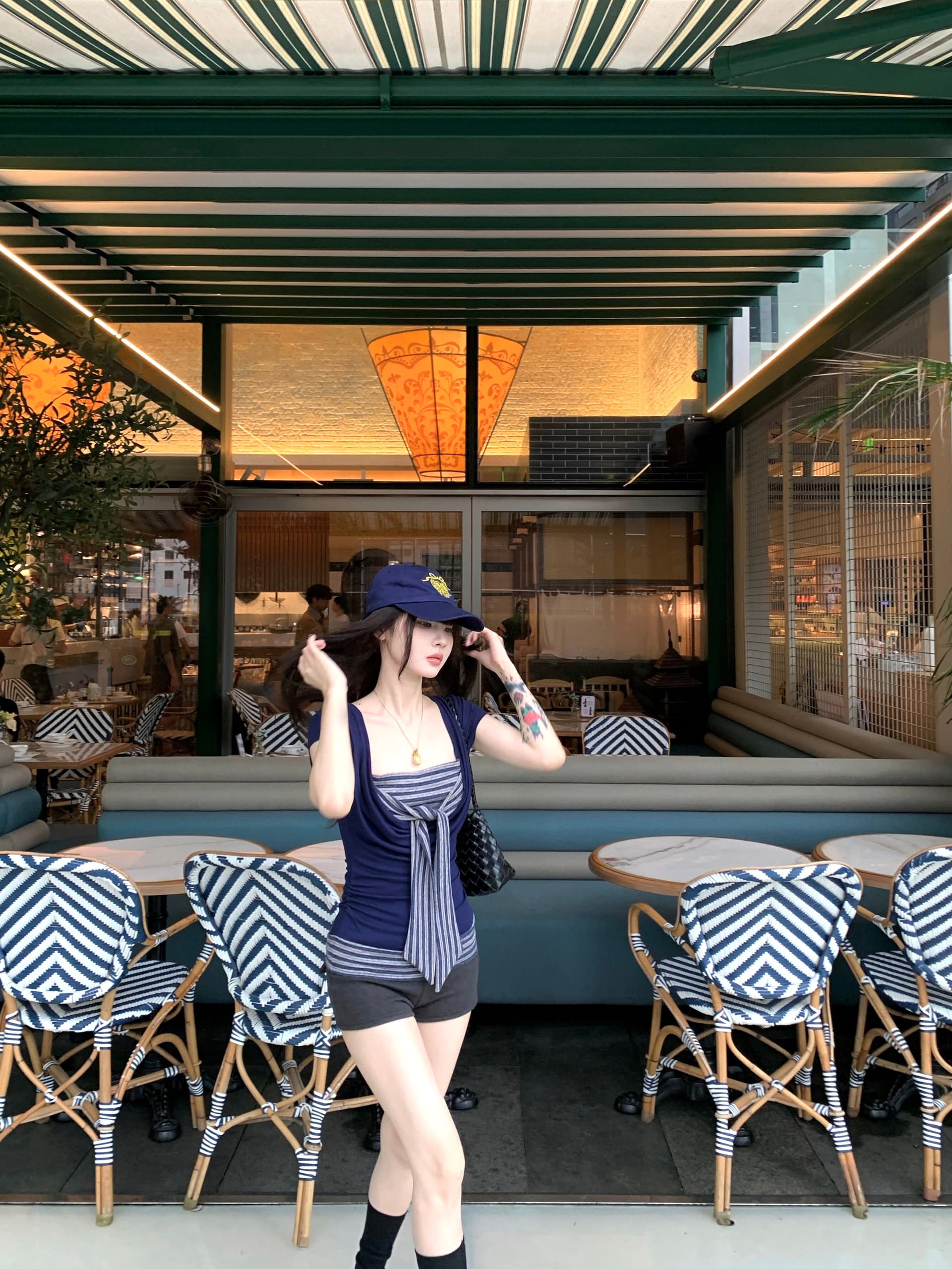 핫걸 바람 페이크 레이어드 스트라이프 레이스업 티셔츠 여성 의류 여름 새로운 Chic 슬림해 보이는 맨위 상세 이미지 1