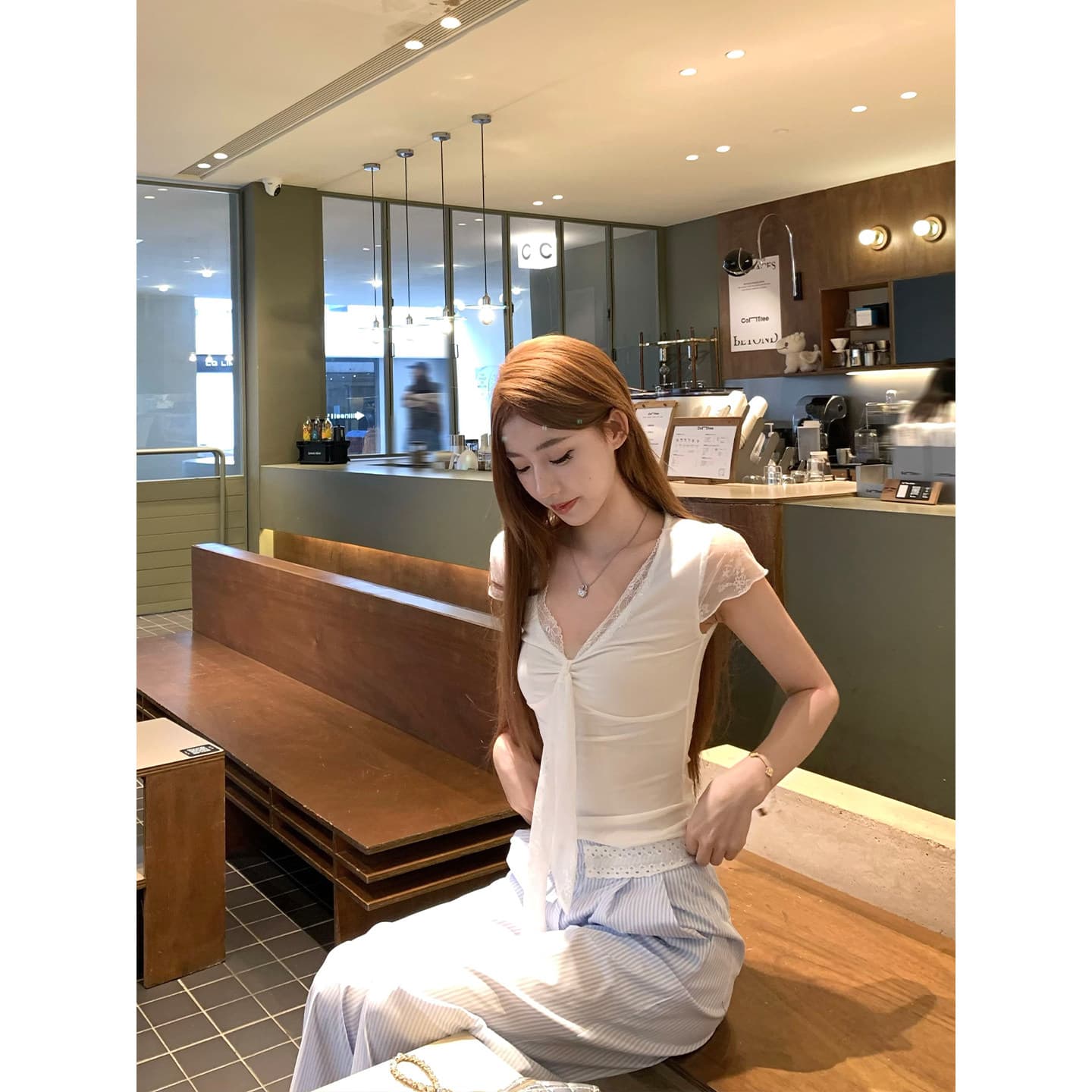 송 긍정적 인 En 화이트 V넥 레이스 조각 반팔 티셔츠 여성 여름 순수한 욕망 몸매 가꾸기 고유 한 아름다운 그레이트 봐. 의류 이미지 4