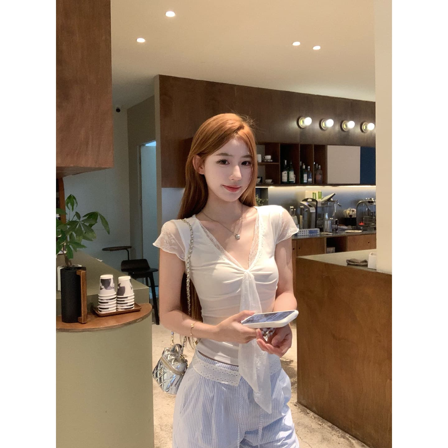 송 긍정적 인 En 화이트 V넥 레이스 조각 반팔 티셔츠 여성 여름 순수한 욕망 몸매 가꾸기 고유 한 아름다운 그레이트 봐. 의류 이미지 2