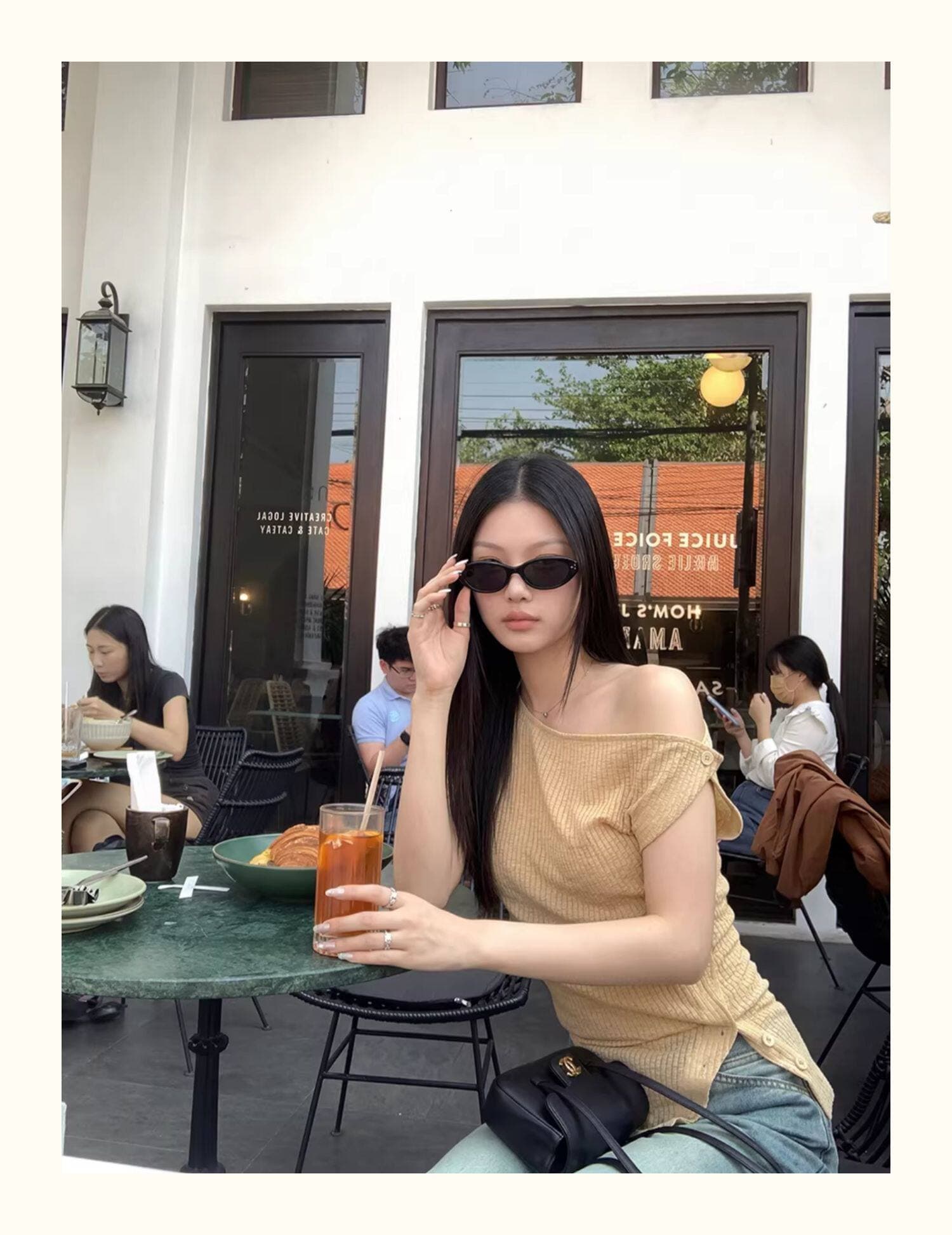 비스듬한 어깨 비틀림 반팔 측면 단추 니트 맨위 여성 봄 여름 시즌 불규칙 디자인 센스 몸매 가꾸기 슬림해 보이는 티셔츠 상세 이미지 5