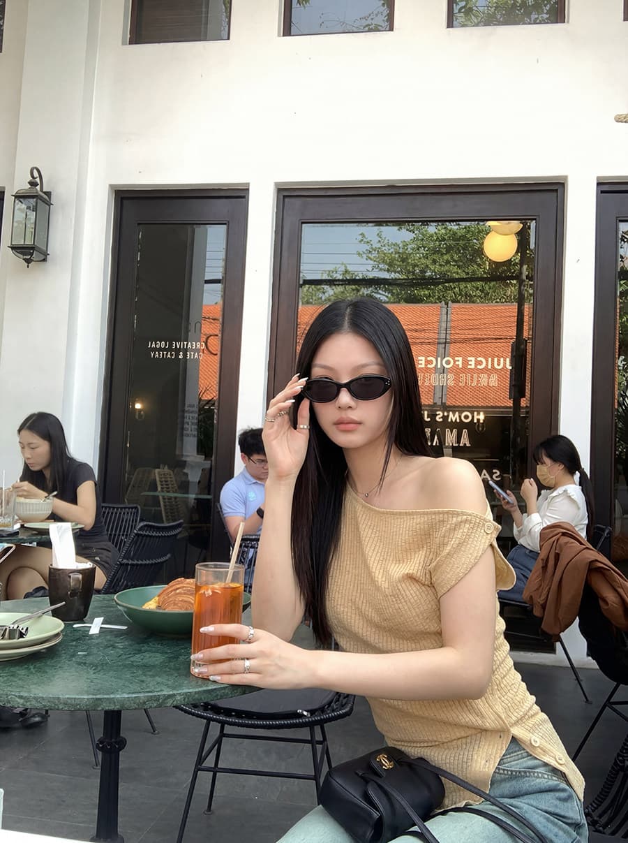 비스듬한 어깨 비틀림 반팔 측면 단추 니트 맨위 여성 봄 여름 시즌 불규칙 디자인 센스 몸매 가꾸기 슬림해 보이는 티셔츠 상세 이미지 9