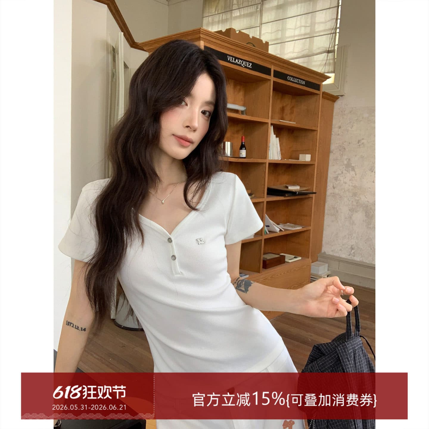 화이트 V넥 긍정적 인 어깨 반팔 티셔츠 여성 2026 여름 새로운 몸매 가꾸기 슬림해 보이는 미니멀리즘 품격 한 첨부 된 의류