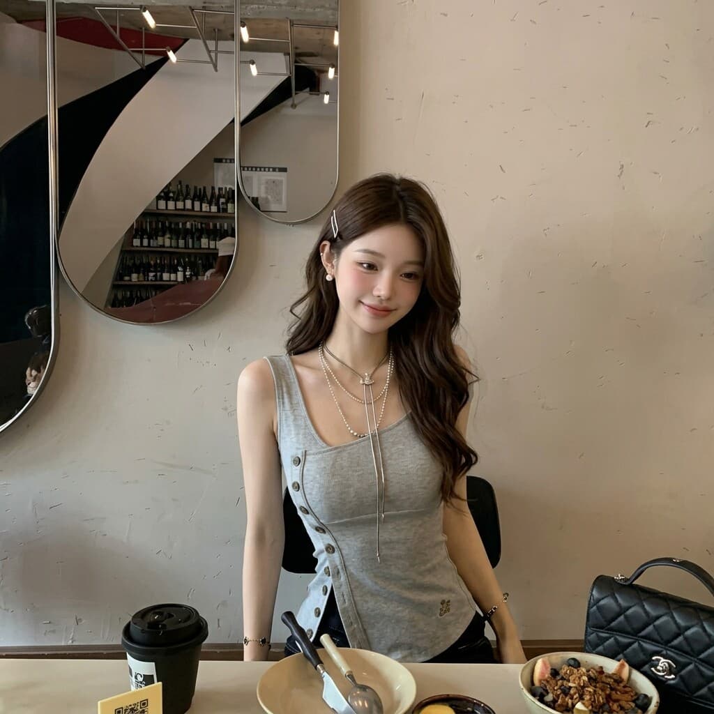 2026 여름 새로운 핫걸 바람 디자인 센스 비스듬한 칼라 비대칭 트임 단추 조끼 여성 민소매 맨위 여성 이미지 5