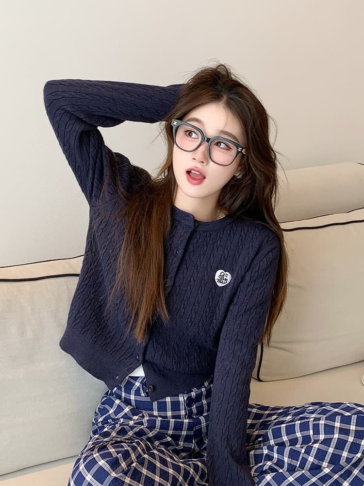 파란색 니트 오픈 가디건 여성 2025 새로운 가을 겨울 자수 재킷 꽈배기 miu 부서 착용 잡아라. 의류