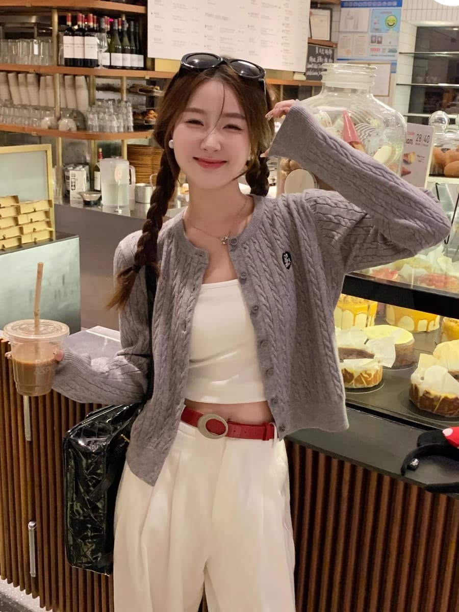 파란색 니트 오픈 가디건 여성 2025 새로운 가을 겨울 자수 재킷 꽈배기 miu 부서 착용 잡아라. 의류 이미지 3