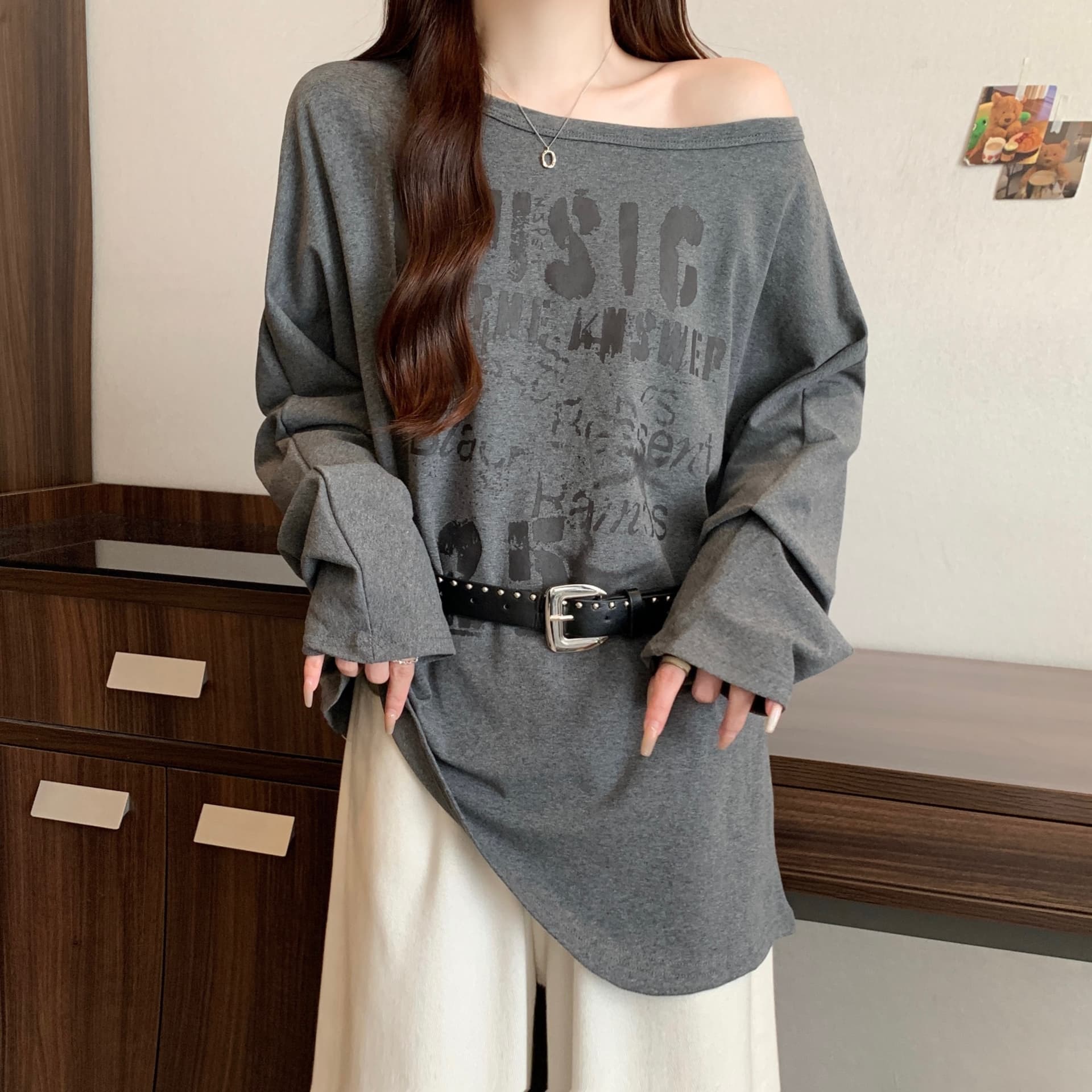 실사 2025 이른 가을 새로운 한국 스타일 다용도 루즈핏 불규칙 프린트 알파벳 비스듬한 어깨 긴팔 티셔츠 벨트 포함 상세 이미지 17
