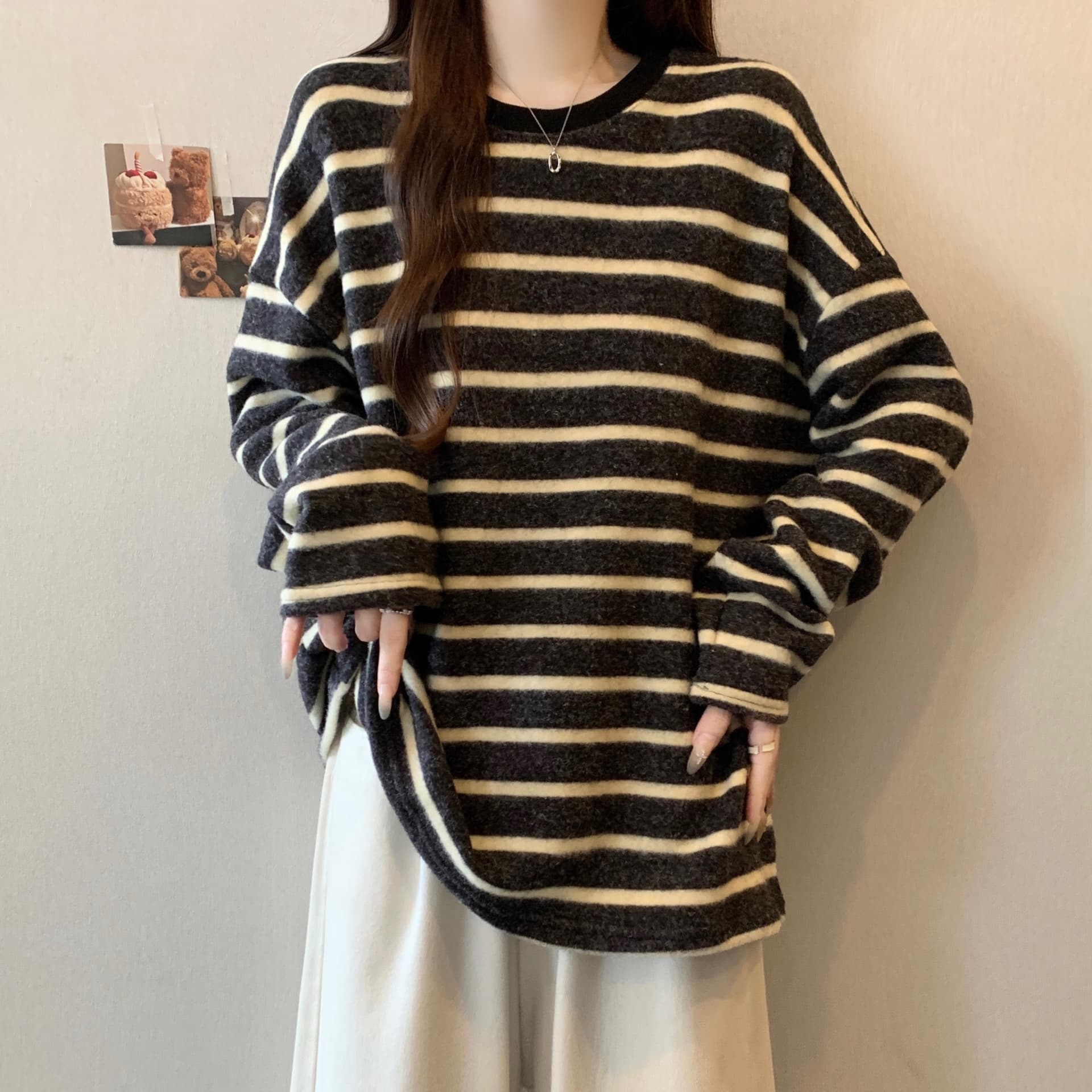 실사 빅 사이즈 느긋한 바람 배색 스트라이프 연삭 털 긴팔 티셔츠 여성 가을 Chic 다용도 루즈핏 슬림해 보이는 맨위 이미지 4