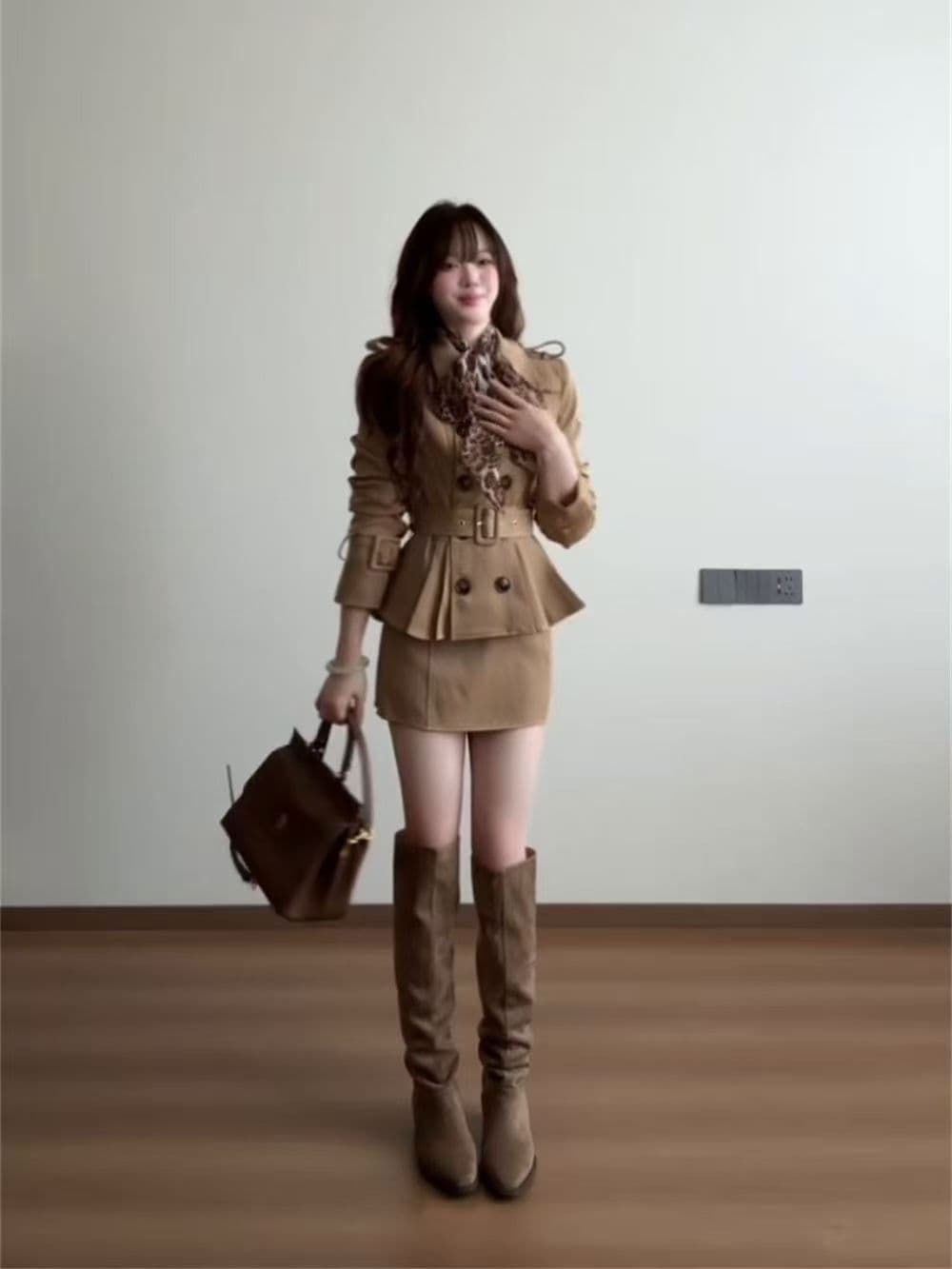 레트로 카키 색 이중 버튼 폴로 칼라 재킷 재킷 가을 새로운 순수한 욕망 타이트 스커트 반신 스커트 품격 세트 여성 이미지 4