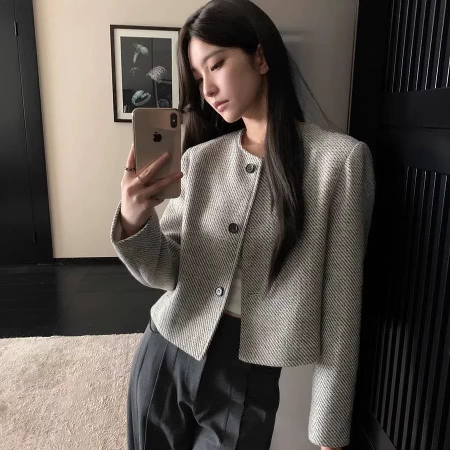 2026 봄 새로운 작은 샤넬 스타일 재킷 여성 짧은 품격 레트로 라운드 넥 싱글 줄 버튼 맨위 스트라이프 루즈핏 이미지 4