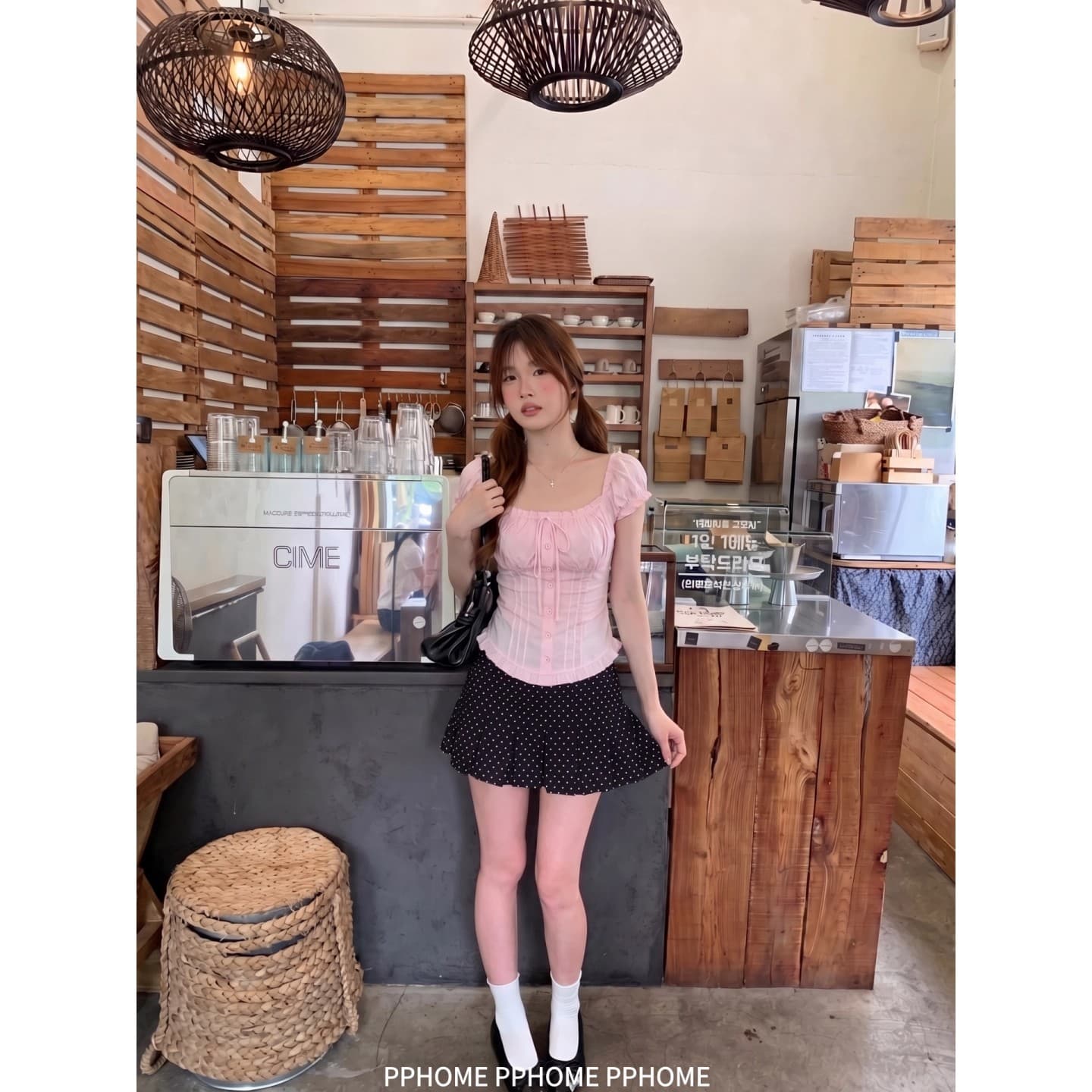 2026 여름 프랑스식 반팔 달콤함 거품 소매 나비 매듭 홀로우 아웃 광장 칼라 오프숄더 거품 소매 레이스업 셔츠