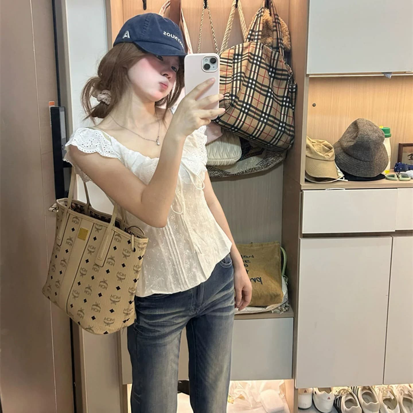 프랑스식 레트로 화이트 홀로우 아웃 반팔 여성 셔츠 여름 착용 가져 가라. 프릴 셔츠 디자인 센스 다용도 맨위 트렌디