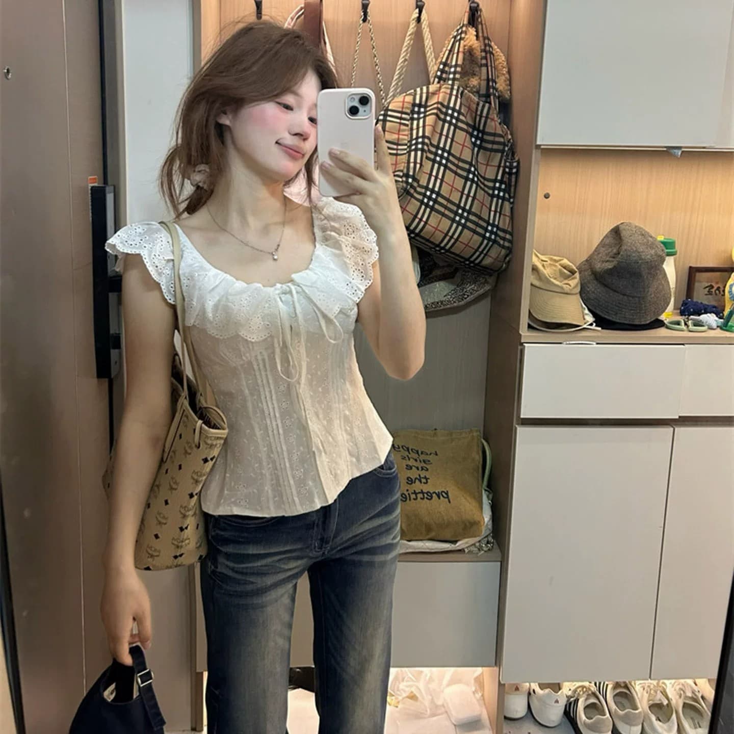 프랑스식 레트로 화이트 홀로우 아웃 반팔 여성 셔츠 여름 착용 가져 가라. 프릴 셔츠 디자인 센스 다용도 맨위 트렌디 이미지 4