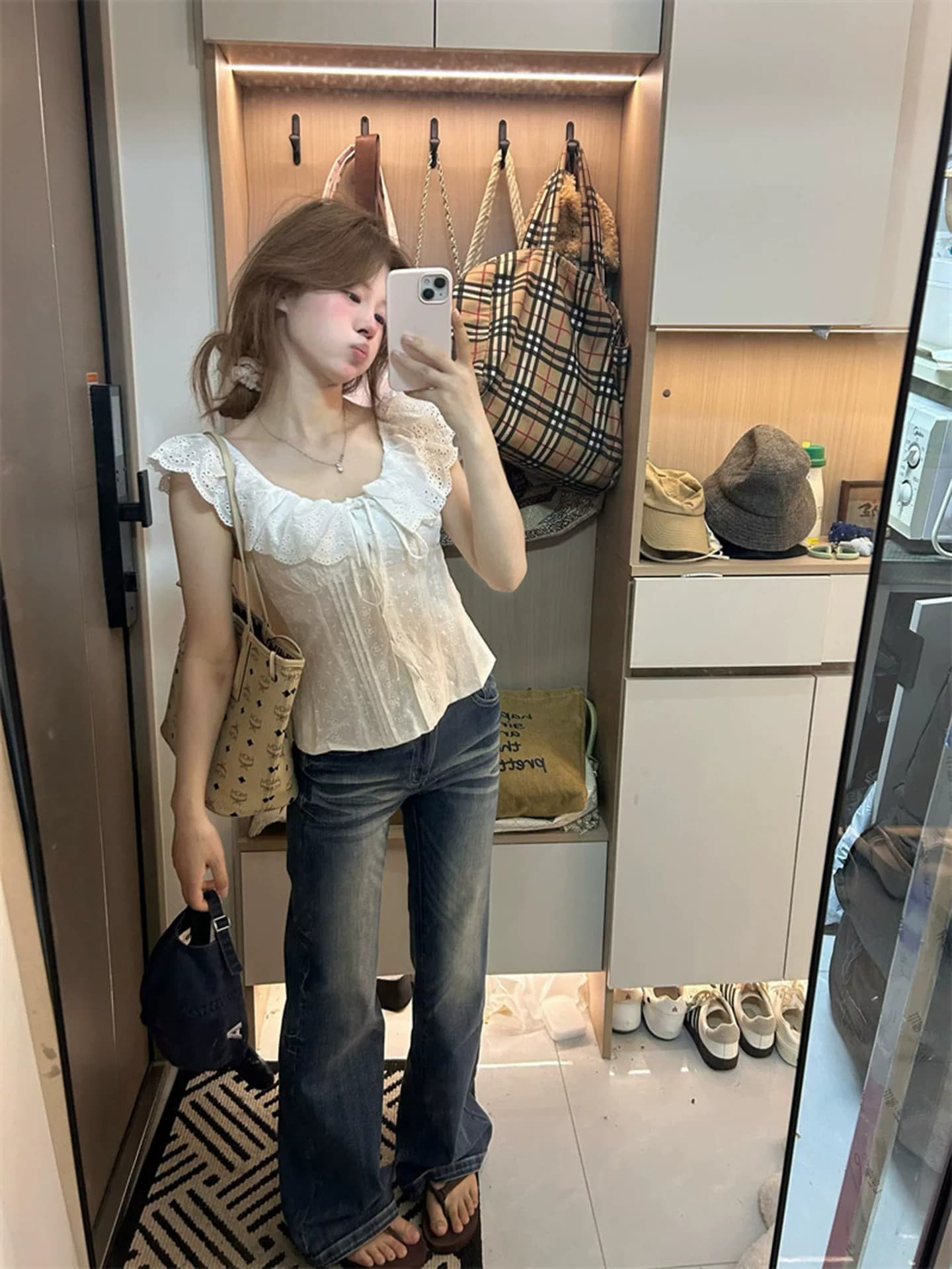 프랑스식 레트로 화이트 홀로우 아웃 반팔 여성 셔츠 여름 착용 가져 가라. 프릴 셔츠 디자인 센스 다용도 맨위 트렌디 상세 이미지 3