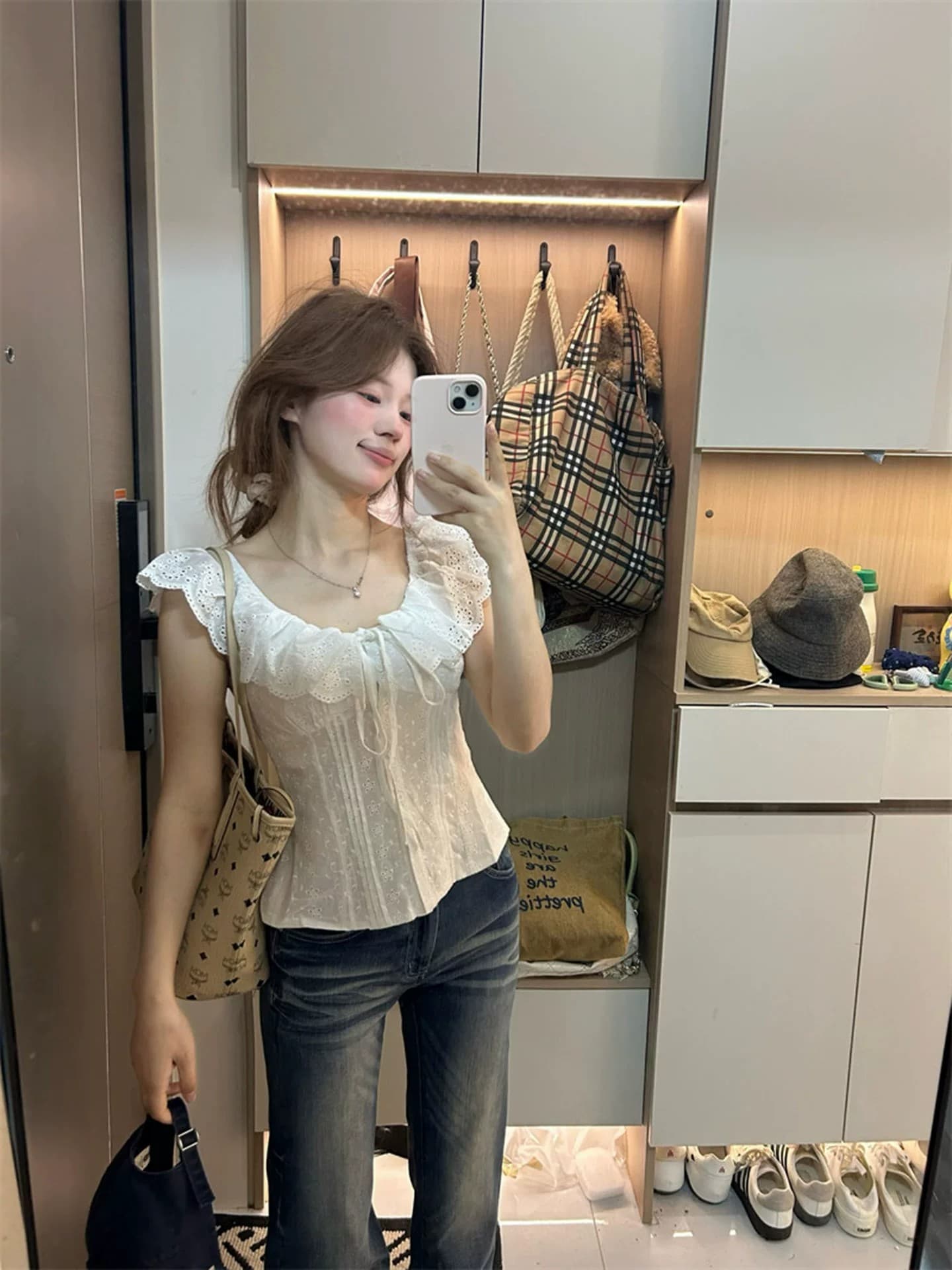 프랑스식 레트로 화이트 홀로우 아웃 반팔 여성 셔츠 여름 착용 가져 가라. 프릴 셔츠 디자인 센스 다용도 맨위 트렌디 상세 이미지 4