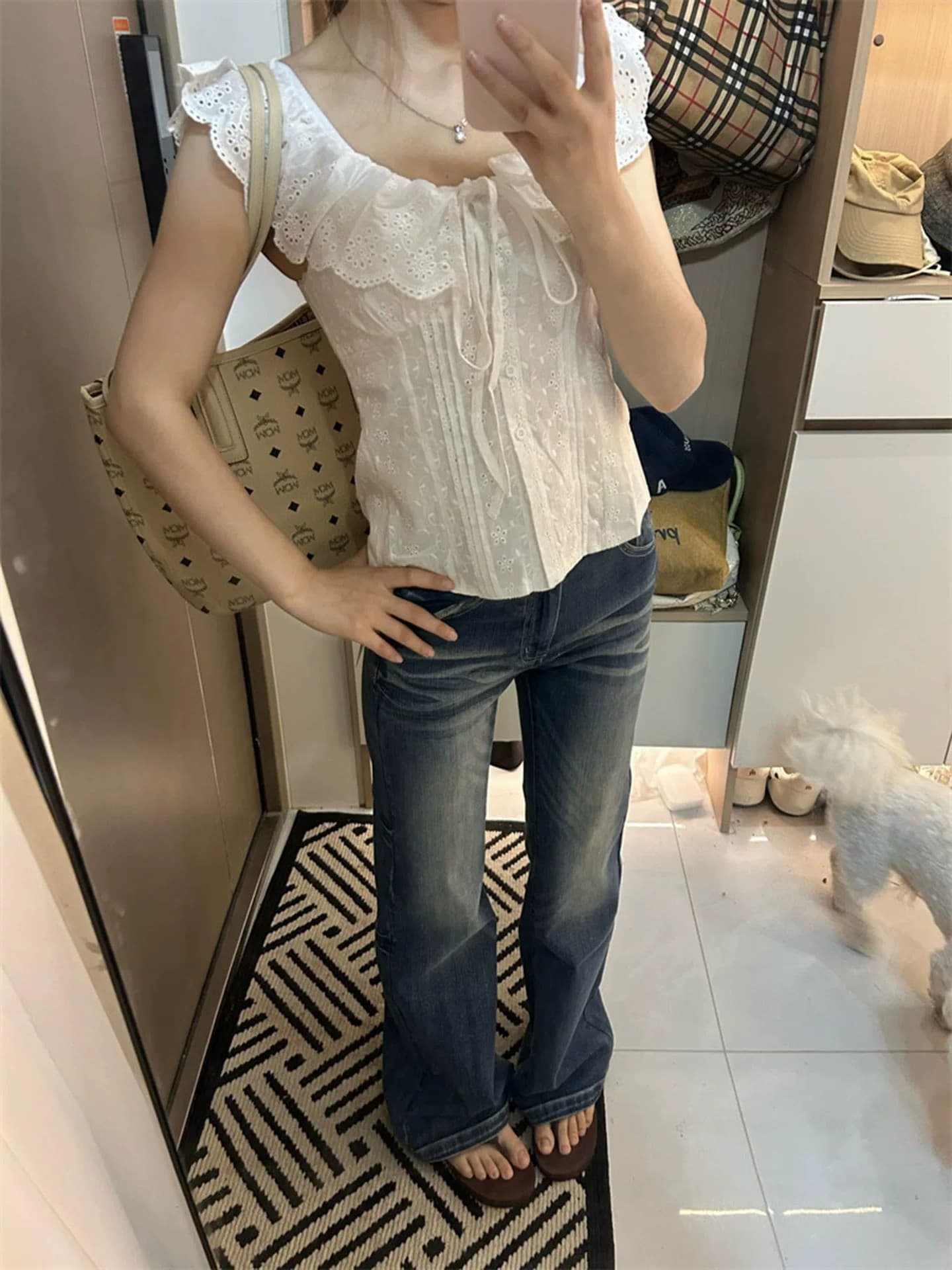 프랑스식 레트로 화이트 홀로우 아웃 반팔 여성 셔츠 여름 착용 가져 가라. 프릴 셔츠 디자인 센스 다용도 맨위 트렌디 상세 이미지 5
