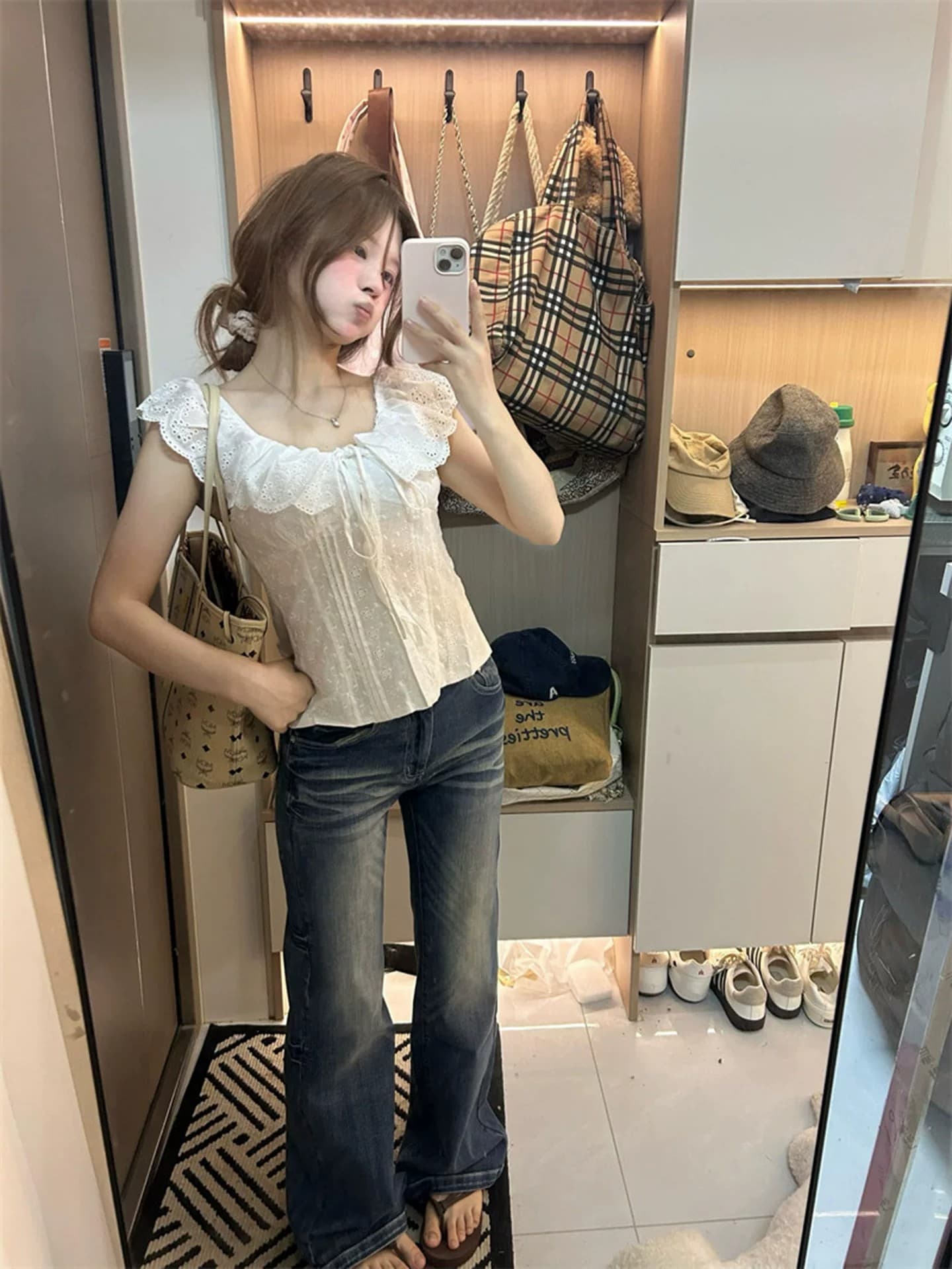 프랑스식 레트로 화이트 홀로우 아웃 반팔 여성 셔츠 여름 착용 가져 가라. 프릴 셔츠 디자인 센스 다용도 맨위 트렌디 상세 이미지 6