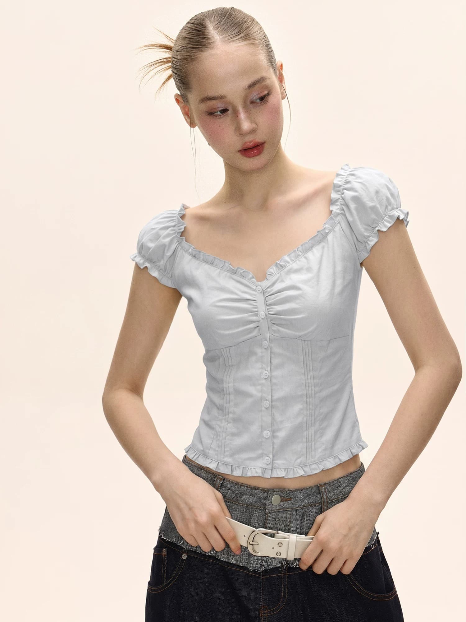 11 월 달콤한 핫걸 반팔 여성 셔츠 여름 디자인 센스 거품 소매 플리츠 몸매 가꾸기 오프숄더 쇼트 스타일 셔츠 상세 이미지 3