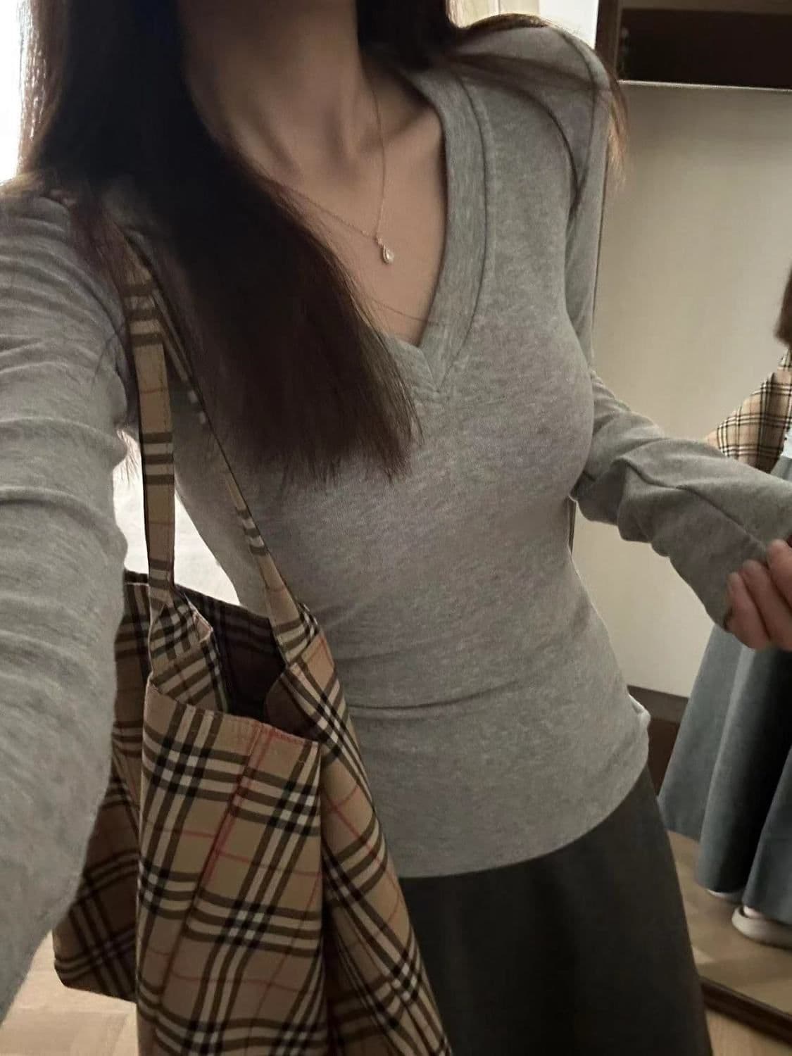 밝은 회색 색상 V넥 긍정적 인 어깨 긴팔 티셔츠 여성 작은 대중 레트로 chic 슬림해 보이는 꼬집기 허리 가을 새로운 기본 셔츠 인사이드 가져 가라. 상세 이미지 1