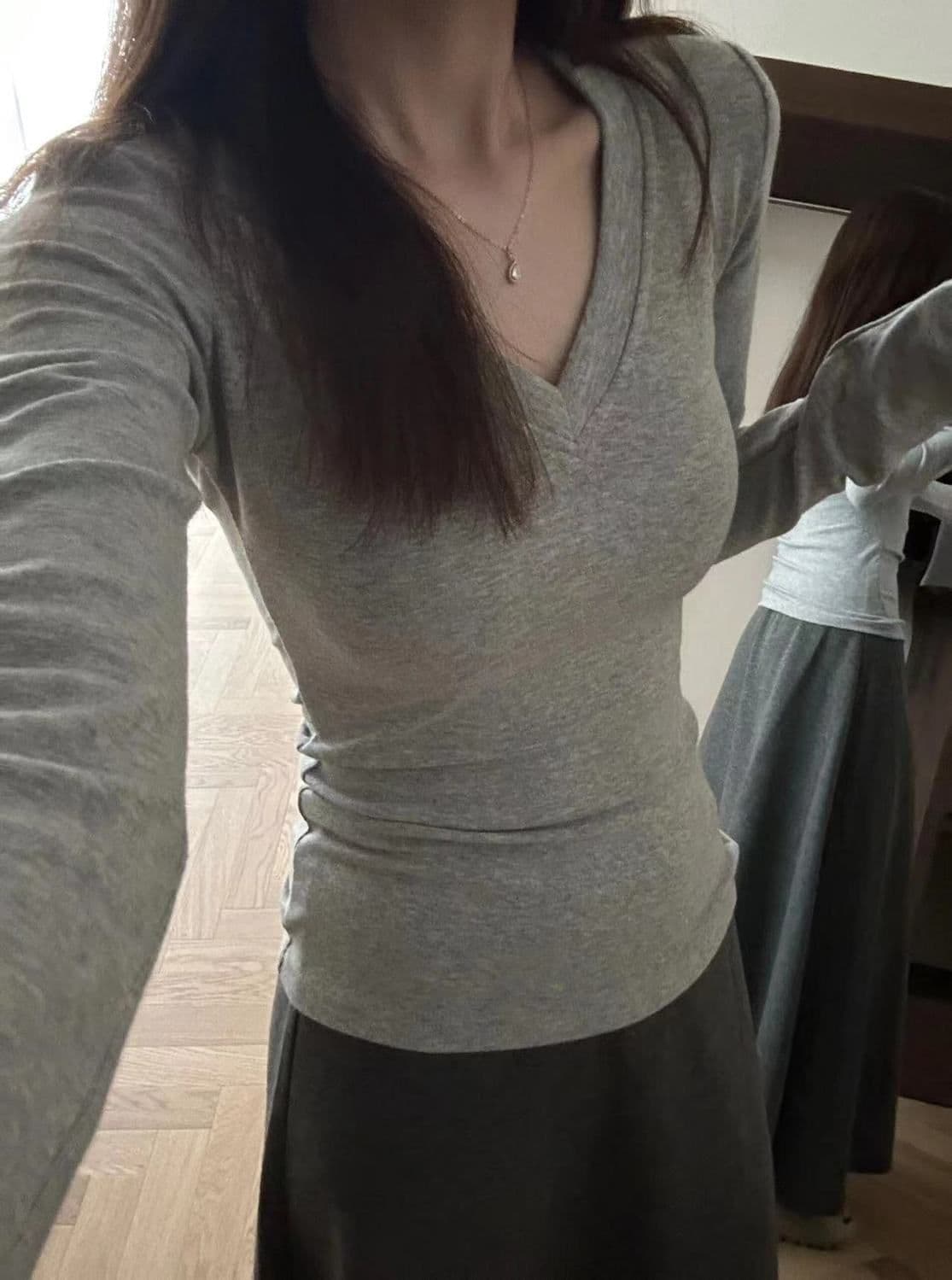 밝은 회색 색상 V넥 긍정적 인 어깨 긴팔 티셔츠 여성 작은 대중 레트로 chic 슬림해 보이는 꼬집기 허리 가을 새로운 기본 셔츠 인사이드 가져 가라. 상세 이미지 7